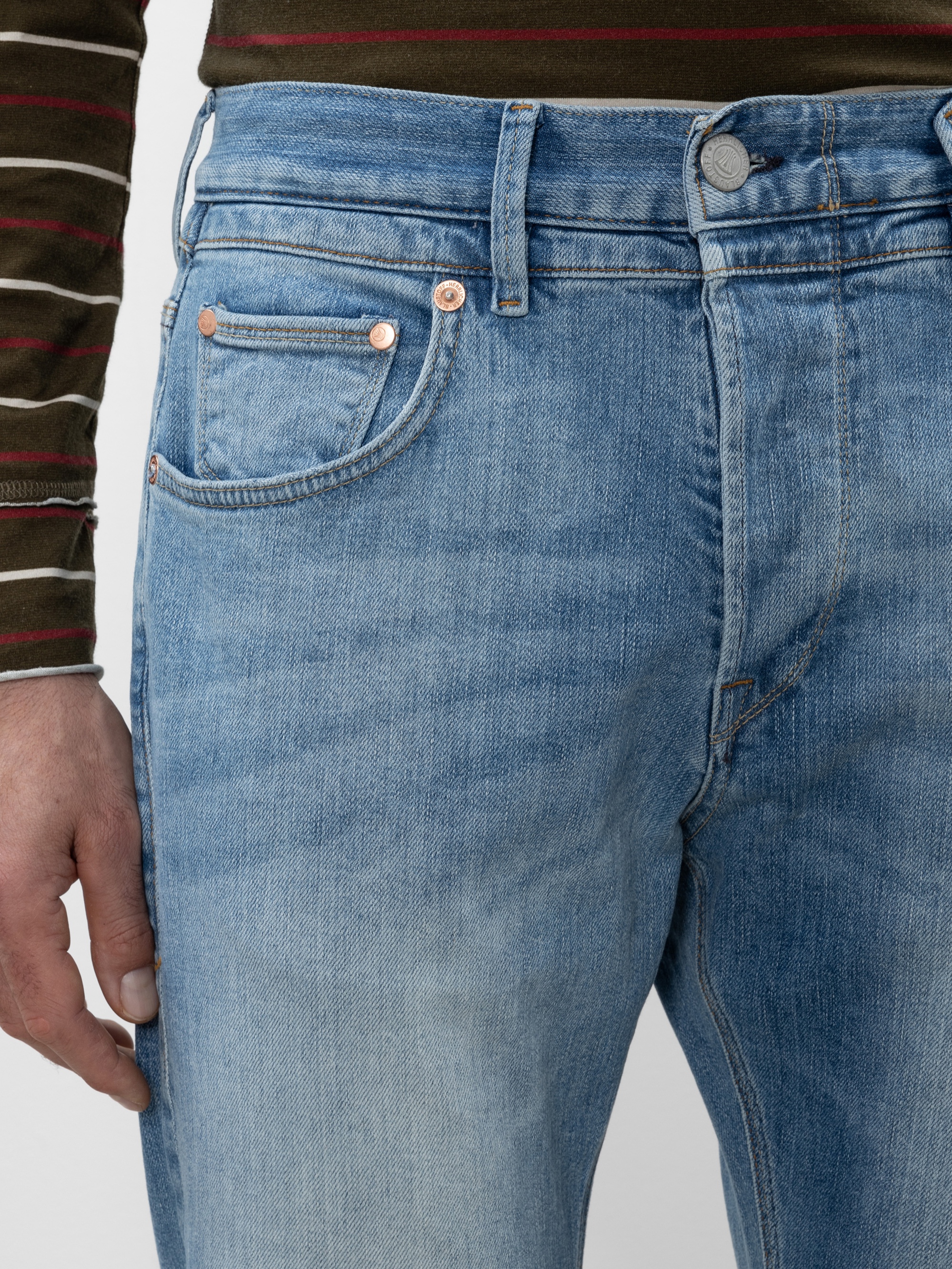 Modell Tucker Wide Jeans aus Reused Denim