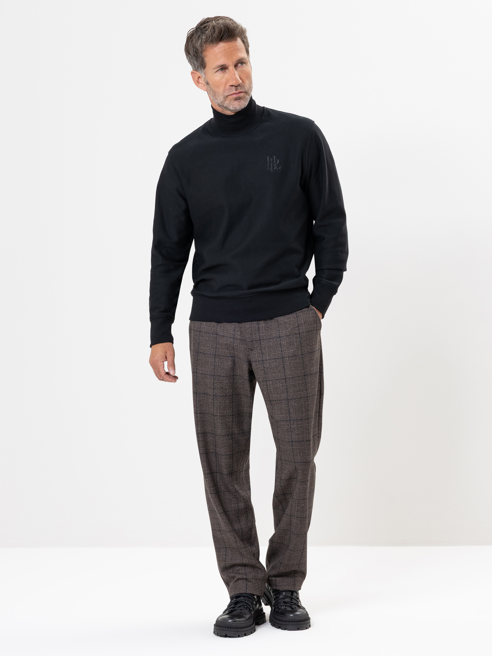 Modell  Edvardo Sweatshirt mit hohem Kragen