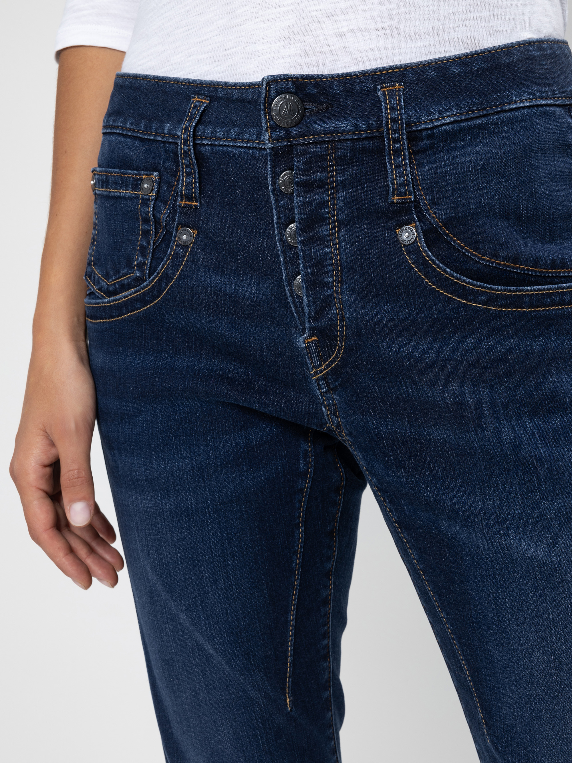 Modell Shyra Cropped Boyfriend Jeans mit Bio-Baumwolle