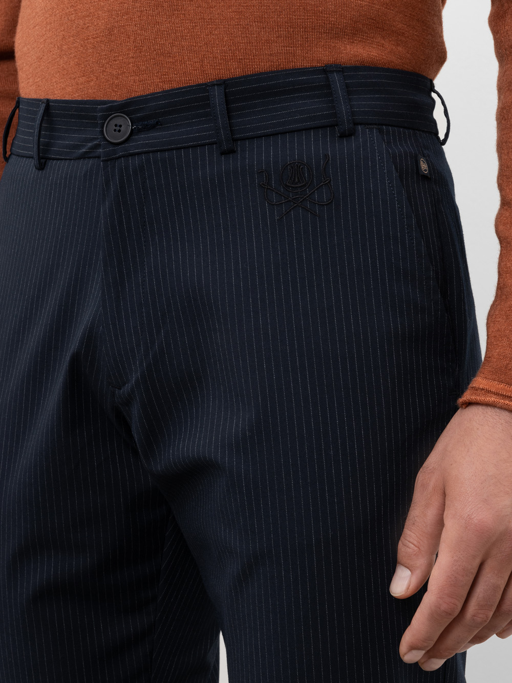 Modell Iver Hose mit Nadelstreifen