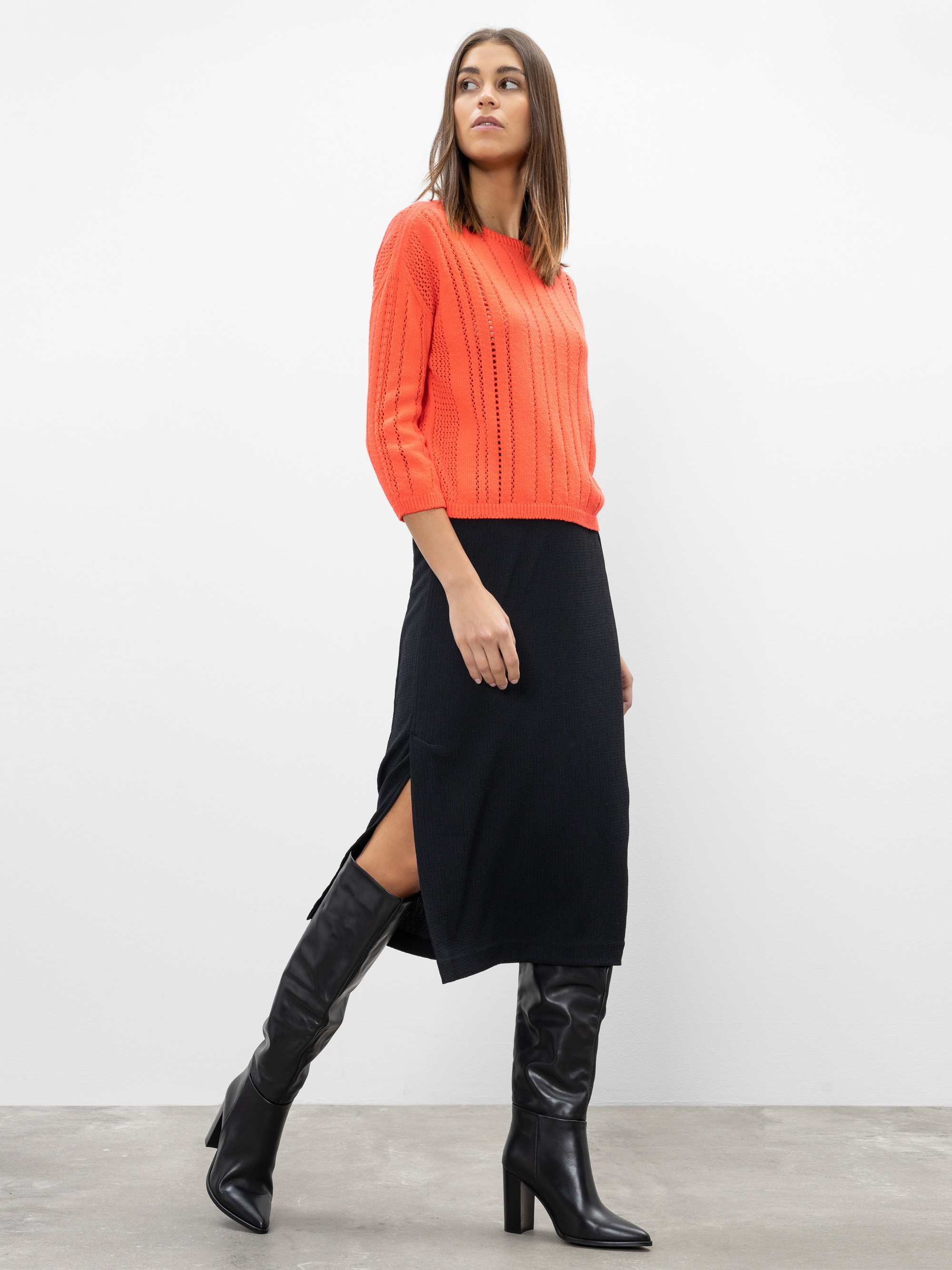 Modell Reiko Rock aus Crinkle Jersey