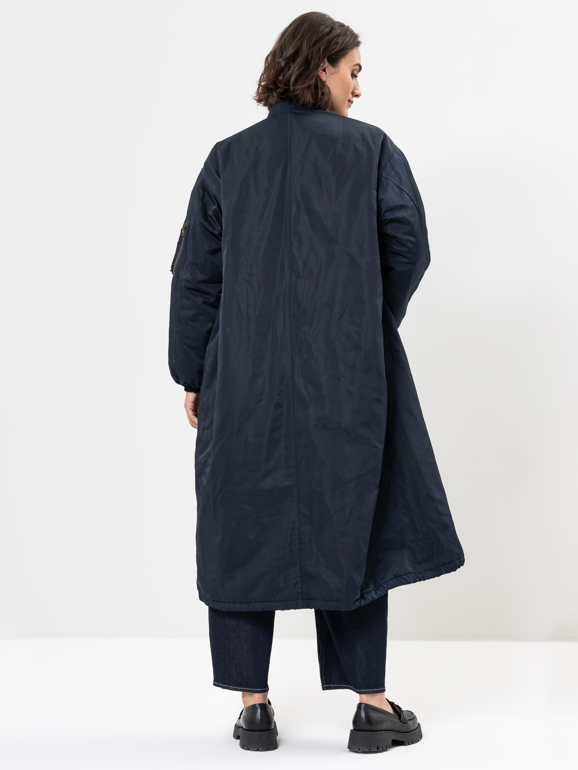 Modell Yayana Mantel