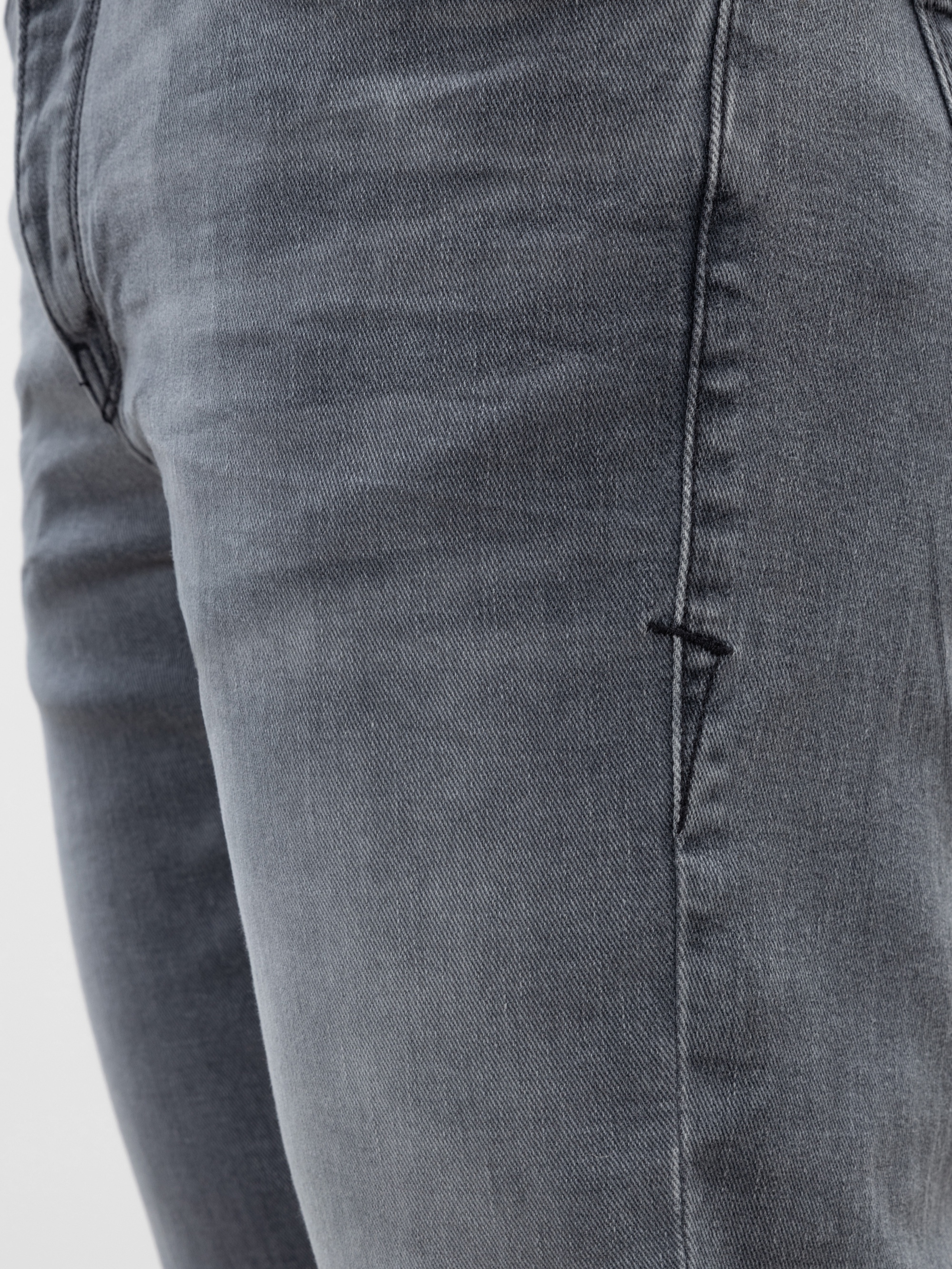 Modell Tyler Tapered Jeans mit Bio-Baumwolle