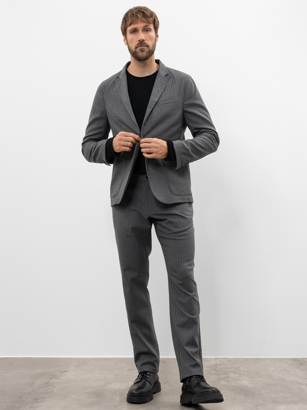 Modell Mark Sakko mit Nadelstreifen