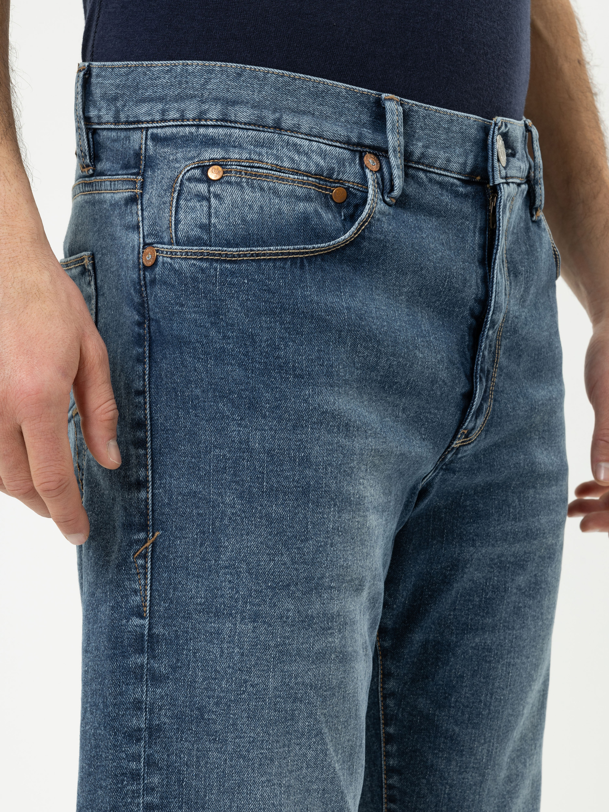Modell Tyler Straight Jeans mit recycelter Baumwolle