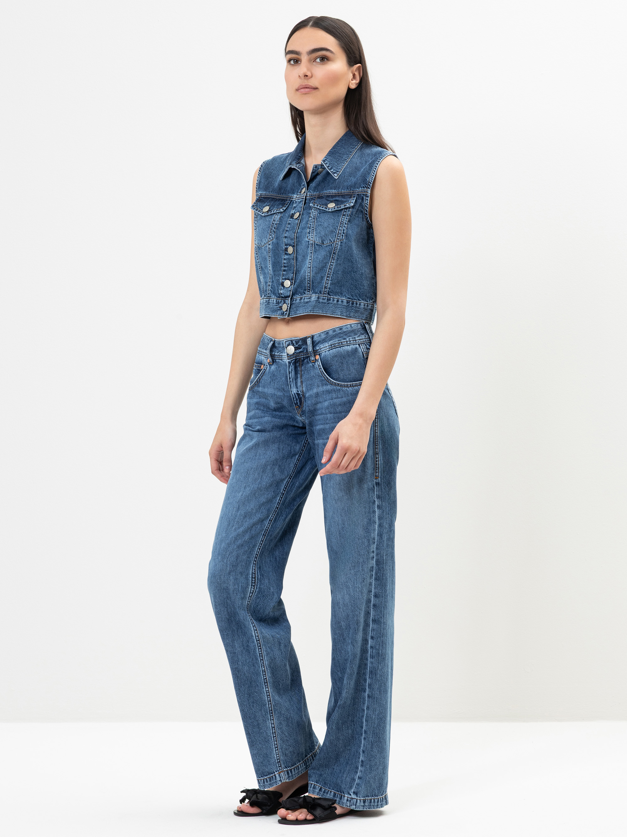 Modell Binie Jeansweste aus leichtem Denim