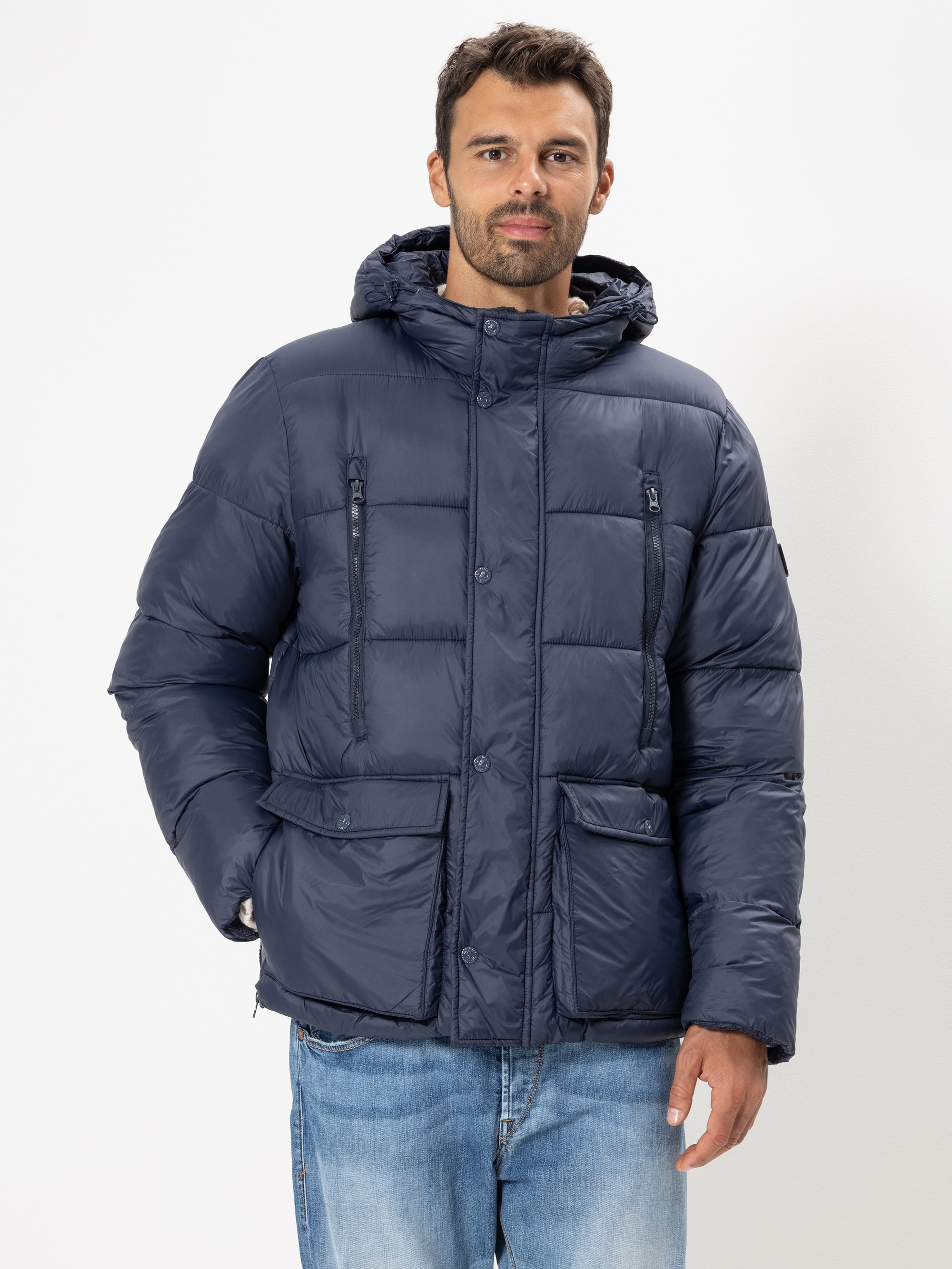 Modell  Lutzifer Steppjacke aus recyceltem Nylon