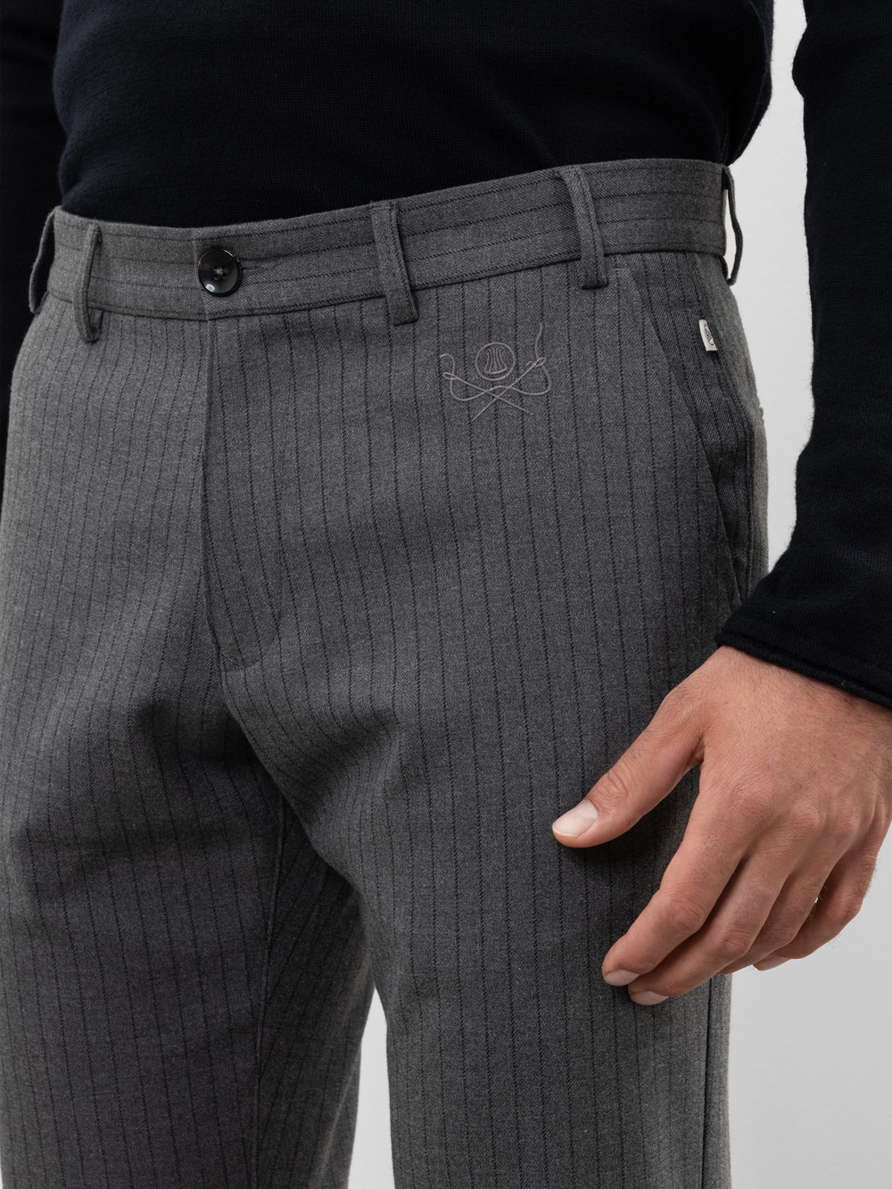 Modell  Iver Chinohose mit Nadelstreifen