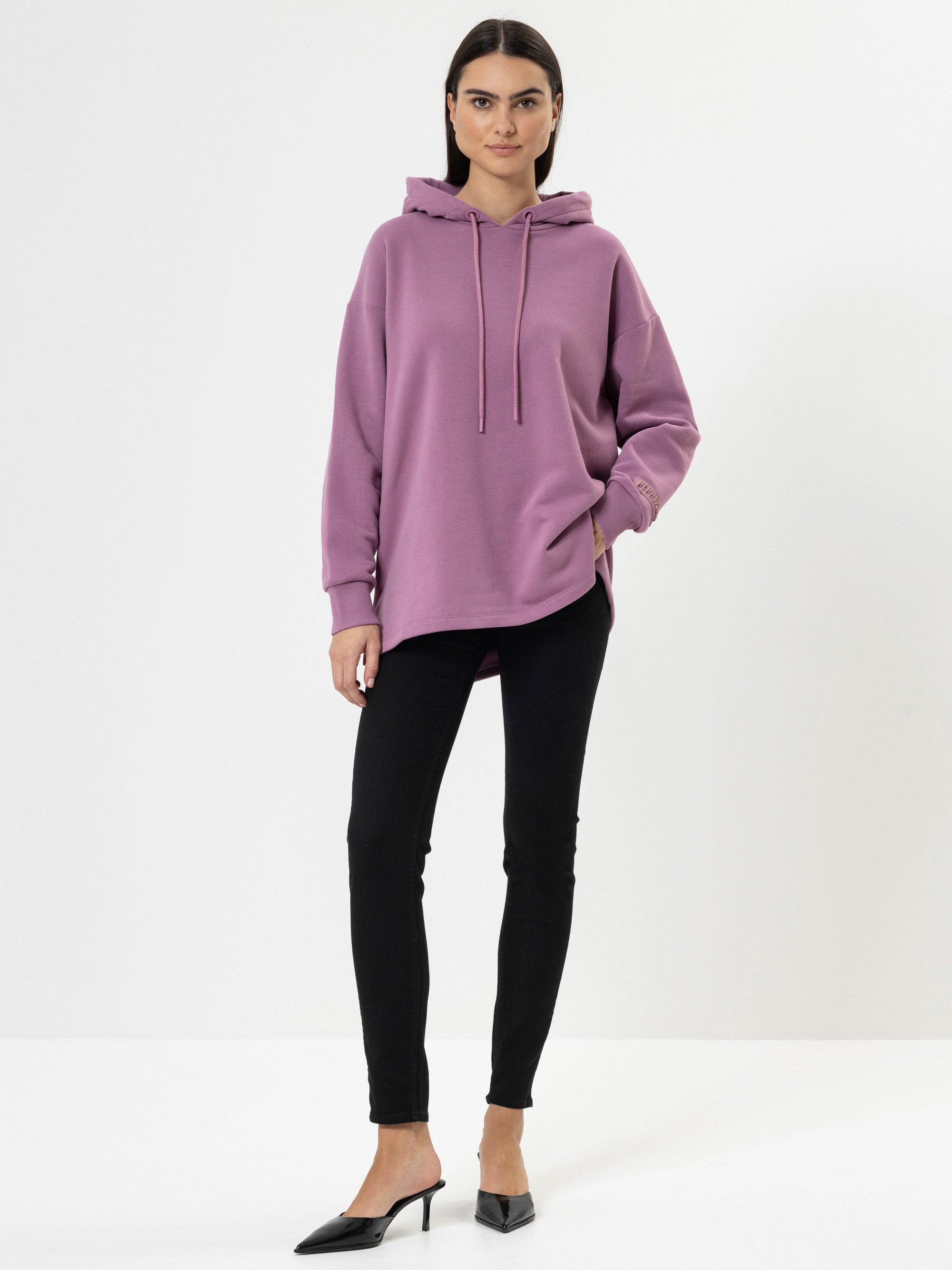 Modell Kelley Hoodie