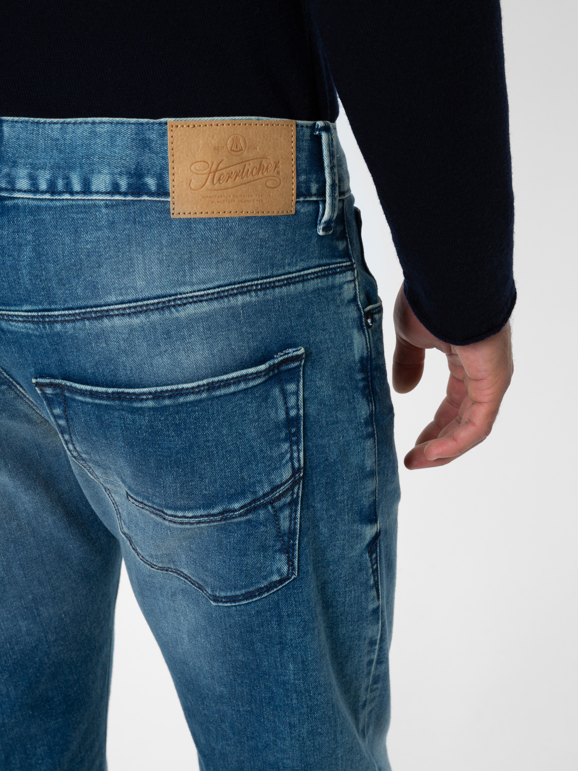 Modell Hero Straight Jeans Cashmere Touch mit Bio-Baumwolle