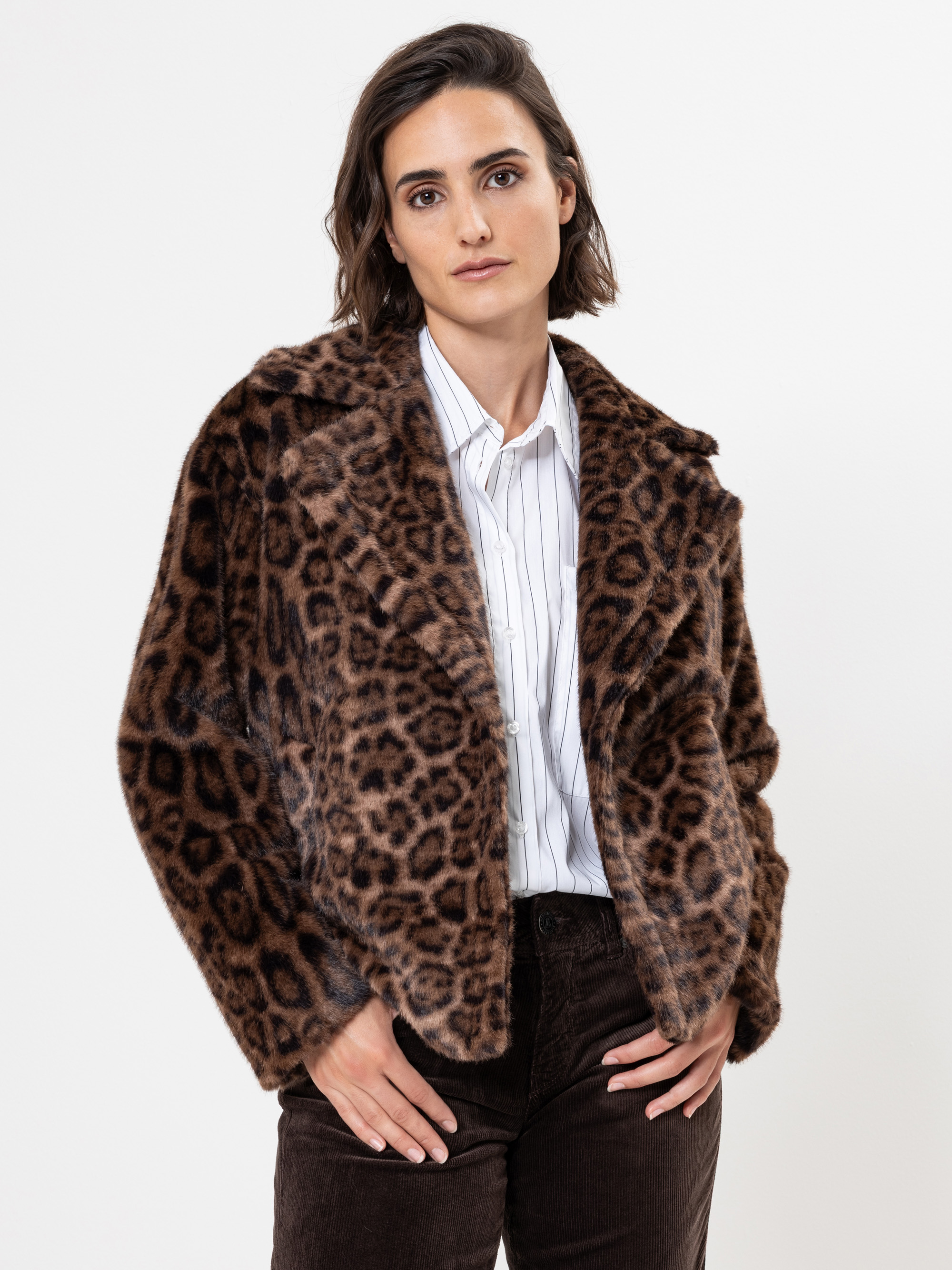 Modell Tanny Felljacke mit Leomuster