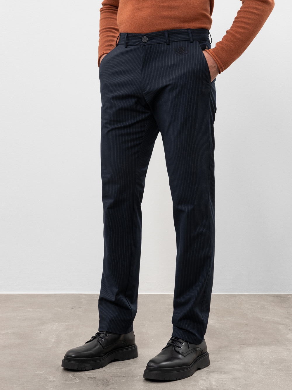 Modell Iver Hose mit Nadelstreifen