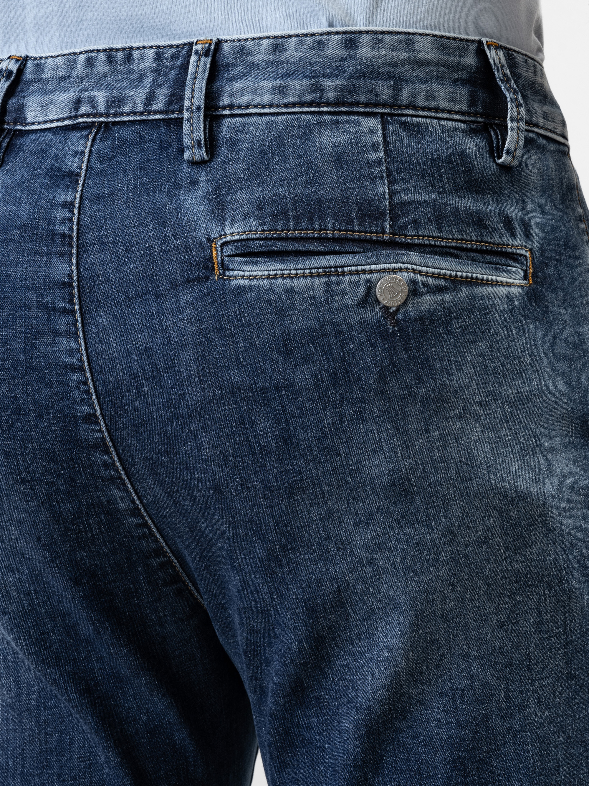 Modell Iver Wurschti Chinohose aus Denim