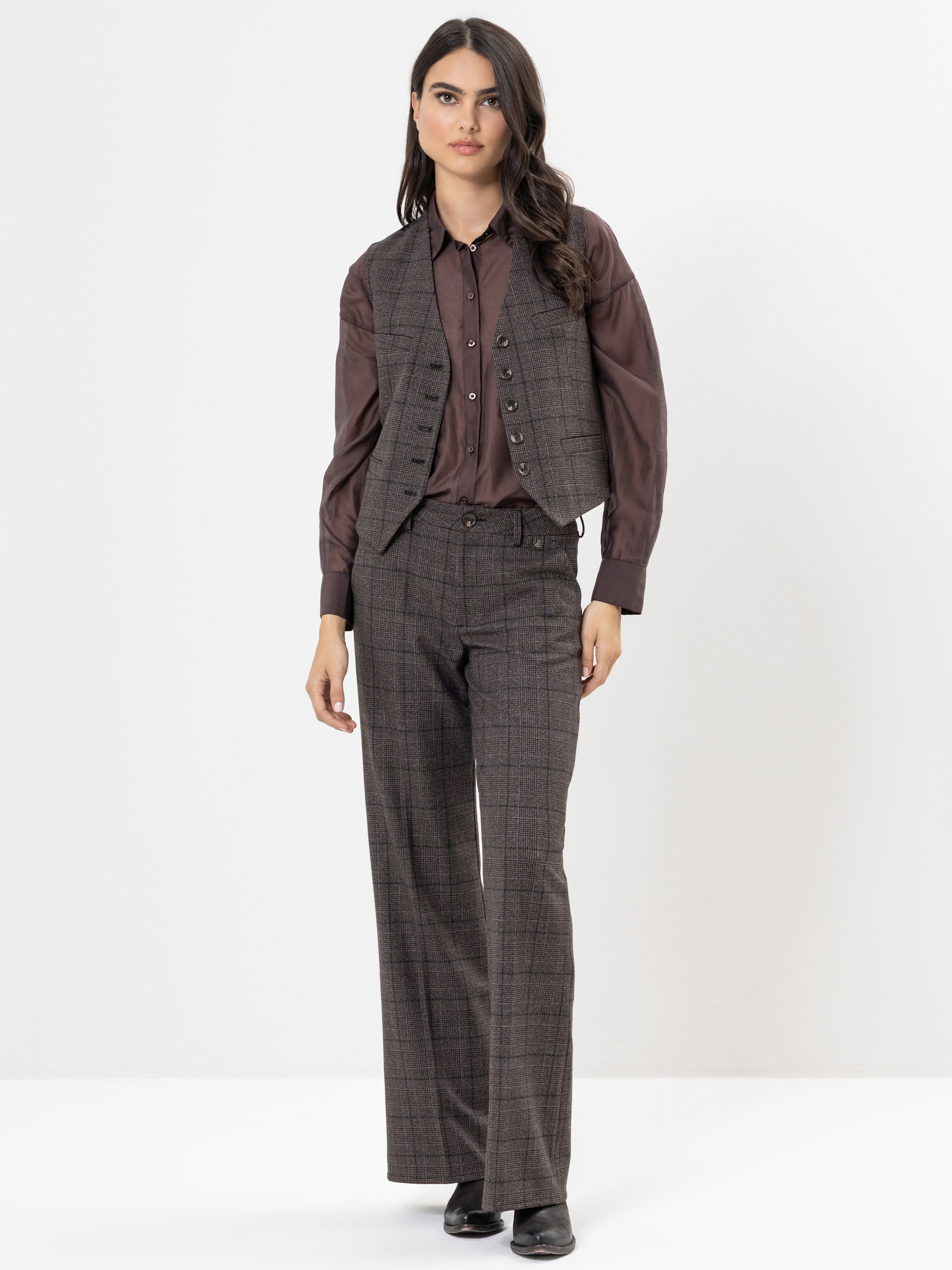 Modell Henrietta Weste