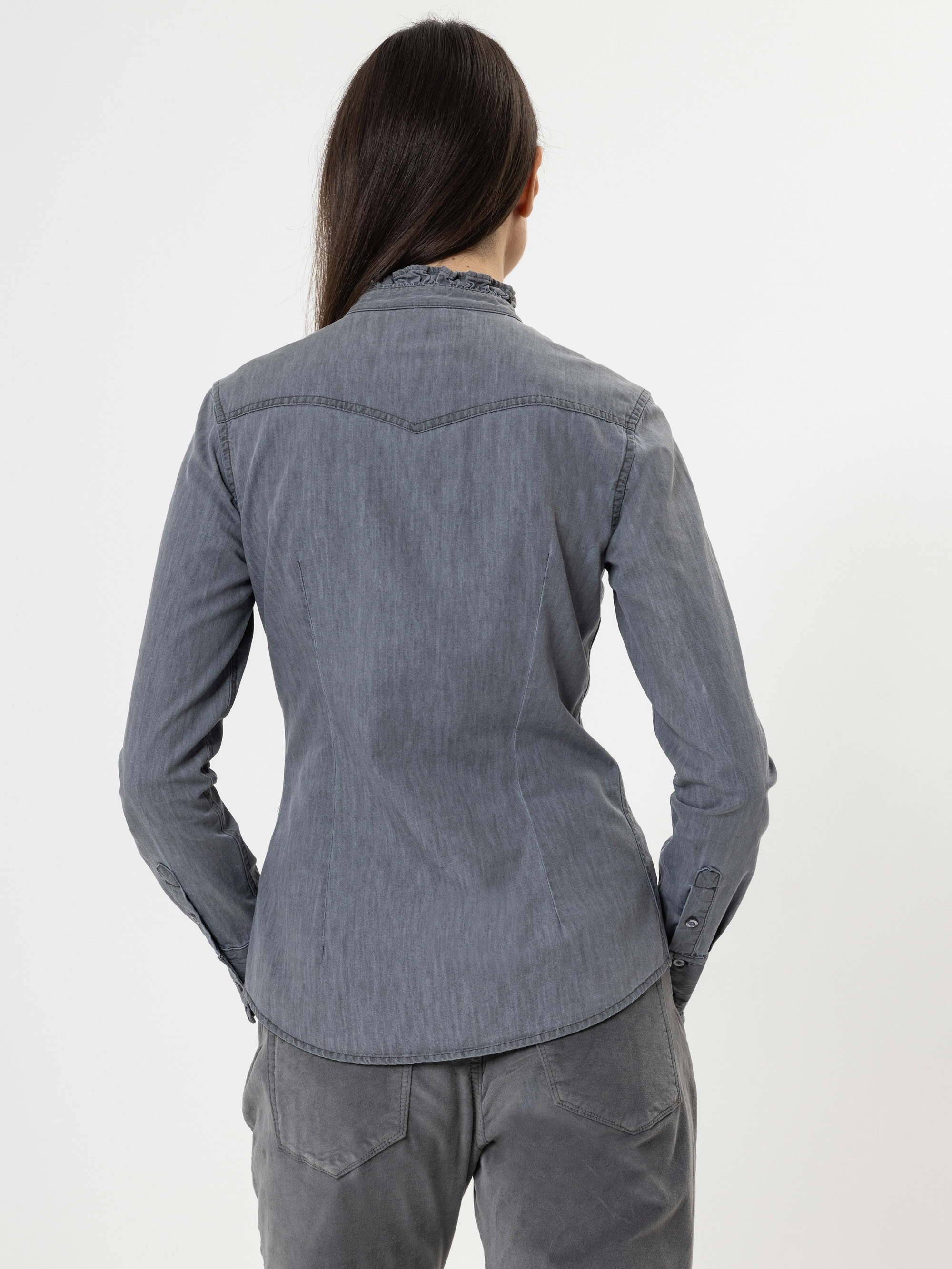 Modell Lele Jeanshemd mit Rüschen