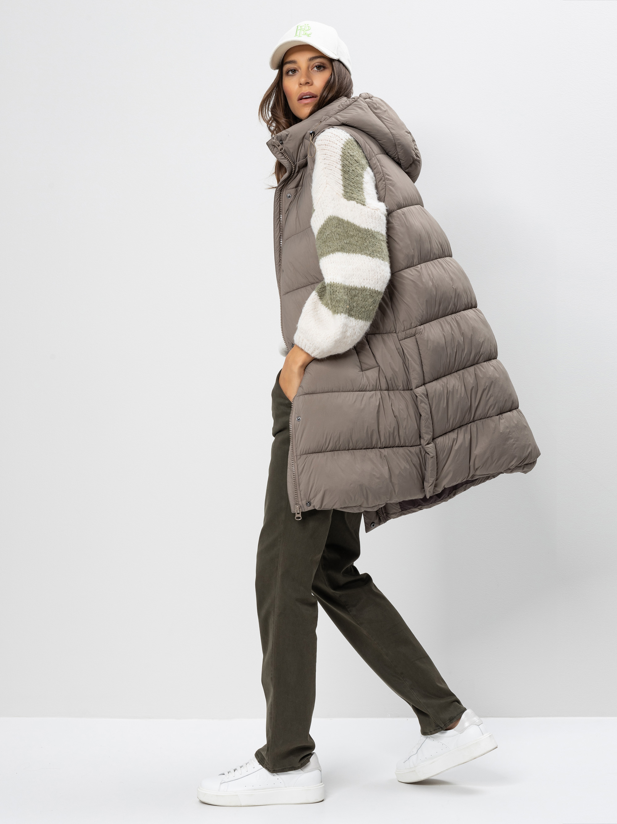 Modell Jaci Steppweste lang mit Kapuze