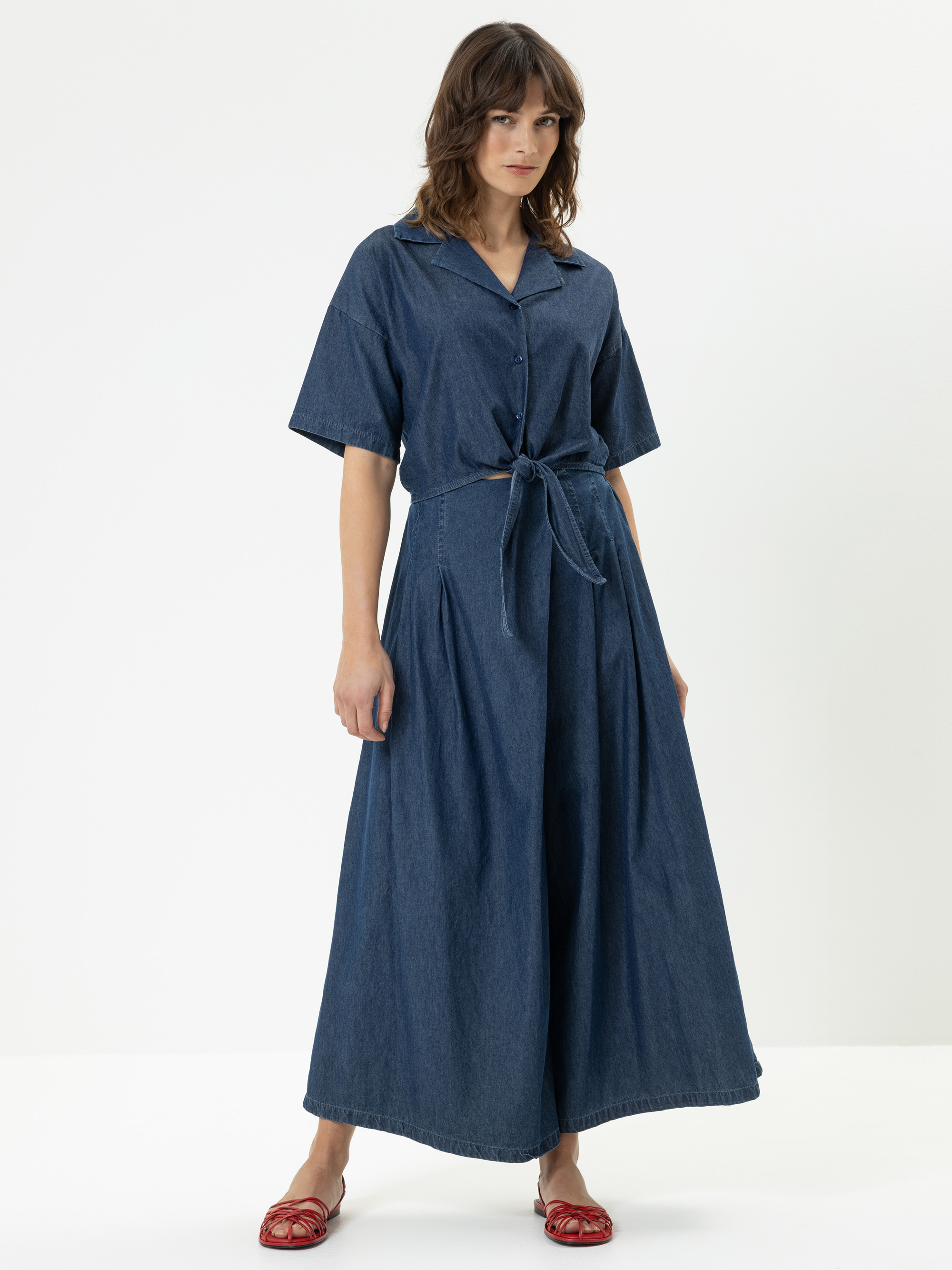 Modell Elonie Jeansbluse zum Knoten