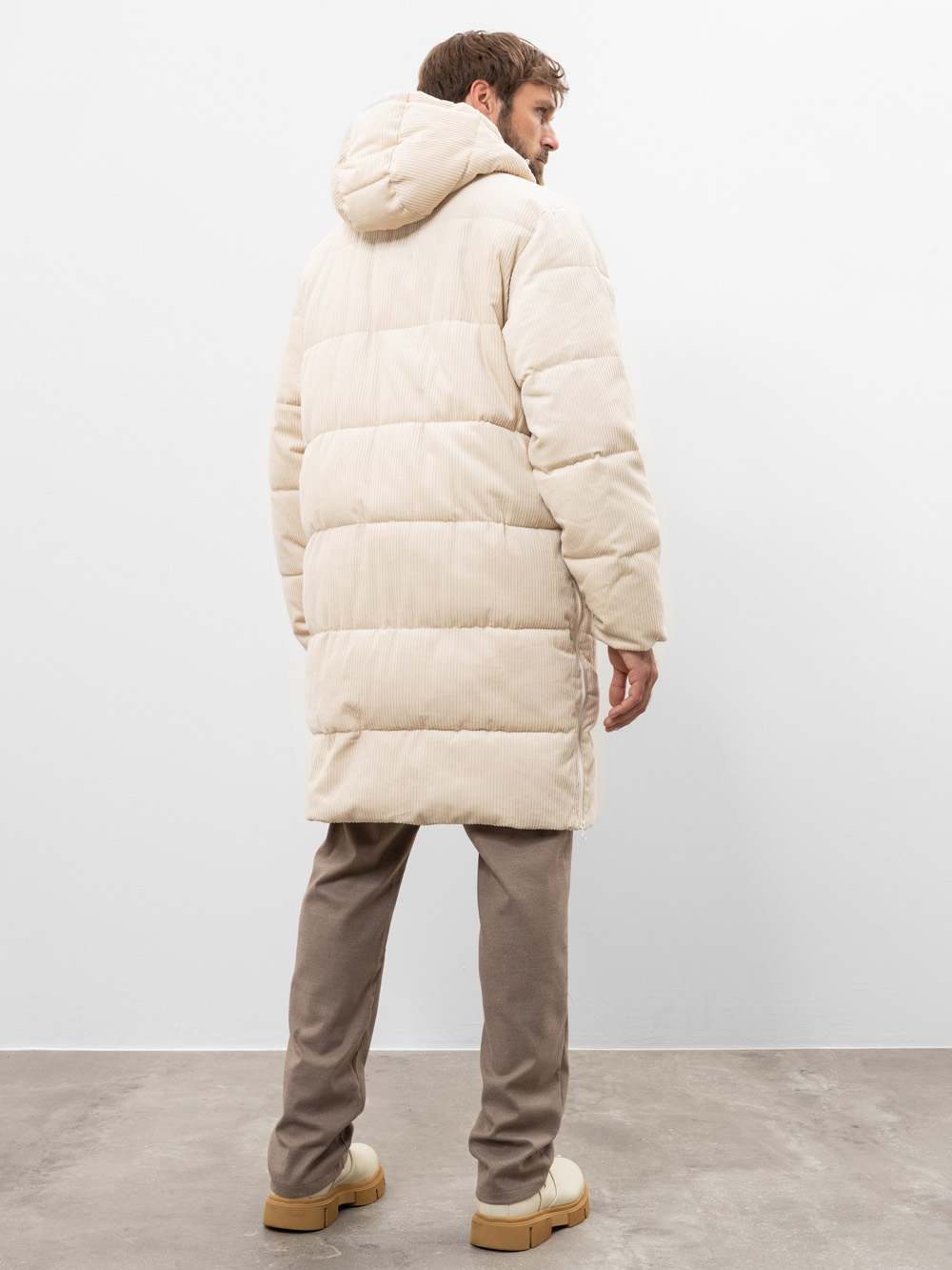 Modell Lutzifer Steppmantel aus Cord