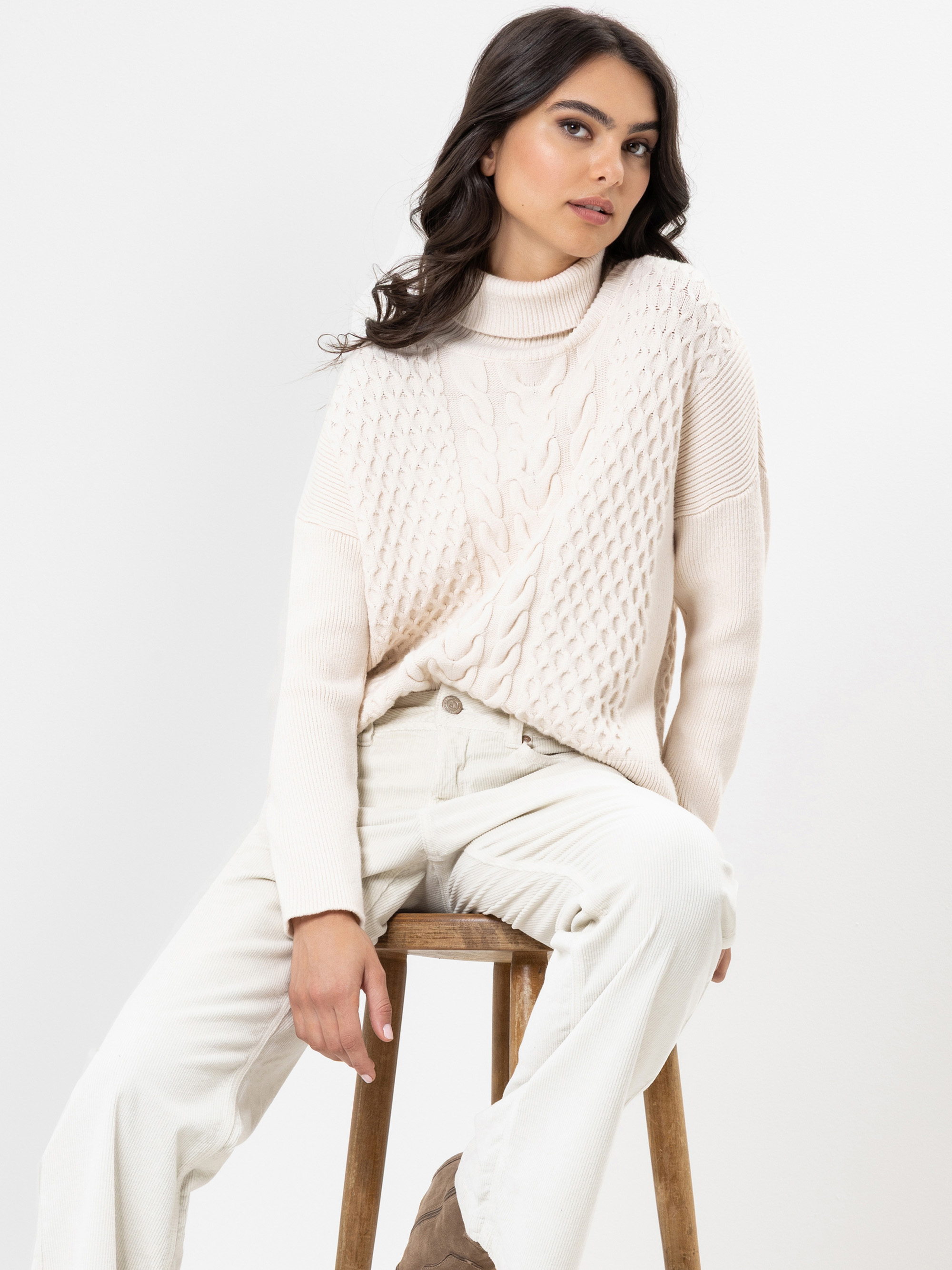 Modell Lileth Strickpullover mit Zopfmuster