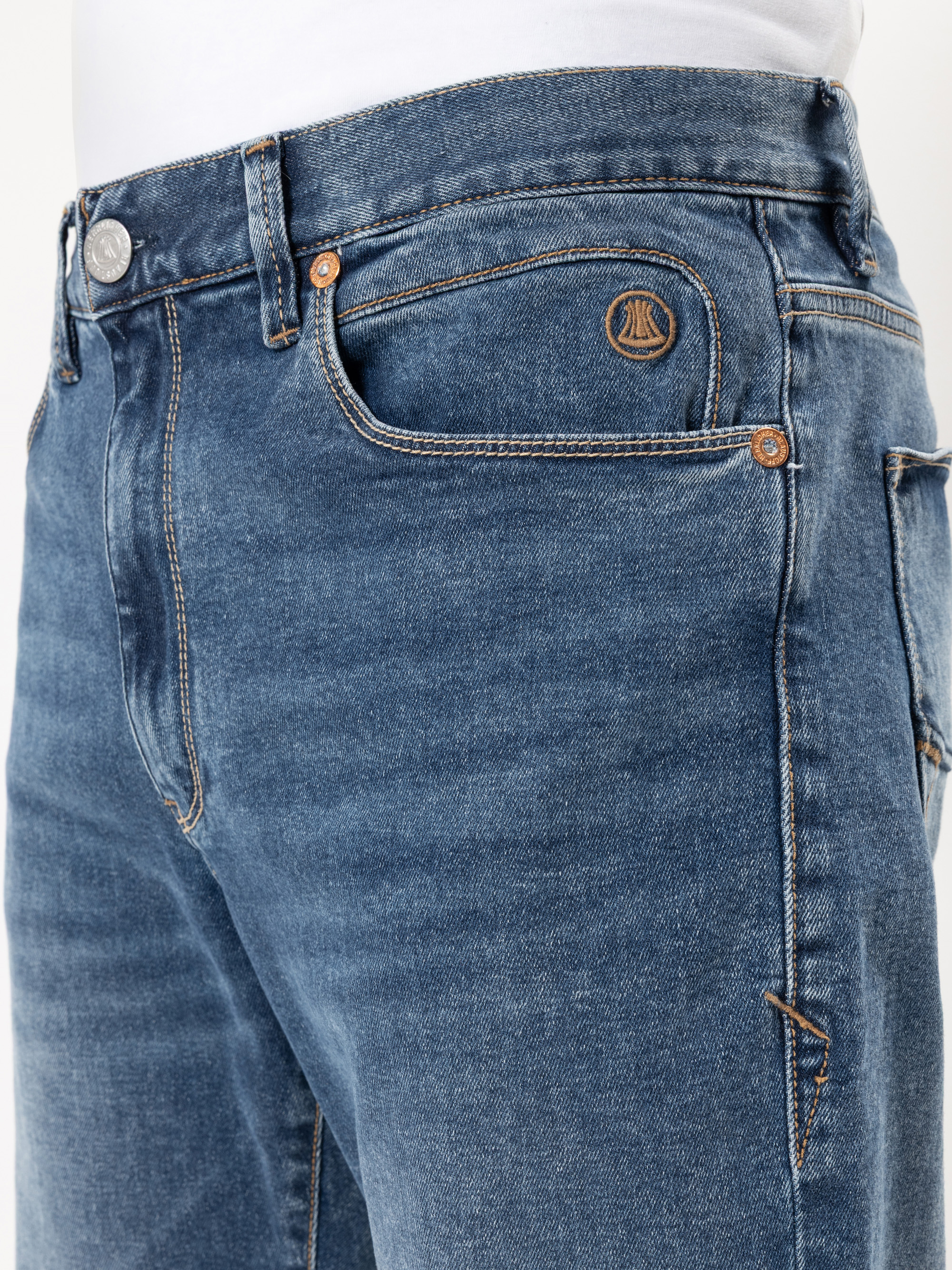 Modell Tyler Straight Jeans mit recycelter Baumwolle