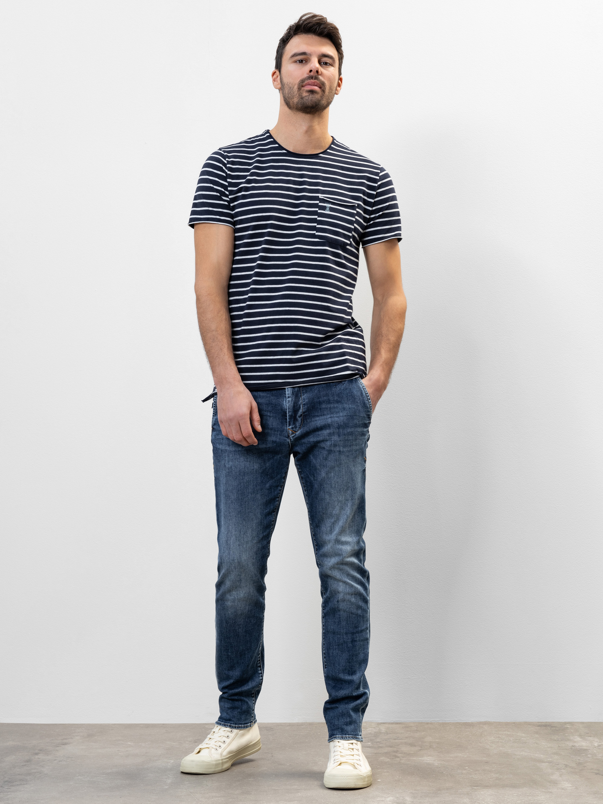 Modell Iver Wurschti Chinohose aus Denim