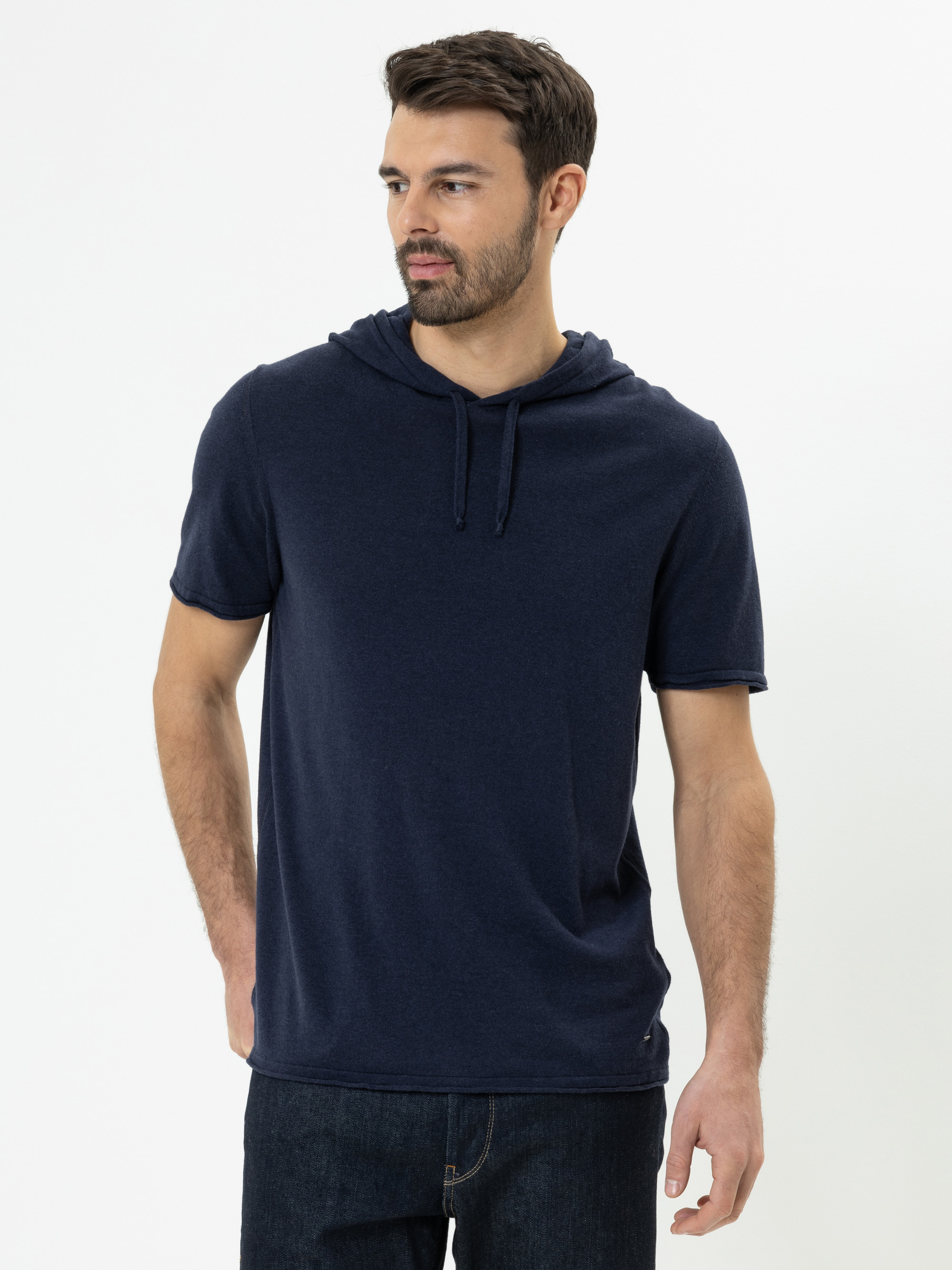 Modell Til Kurzarm Hoodie aus Baumwolle