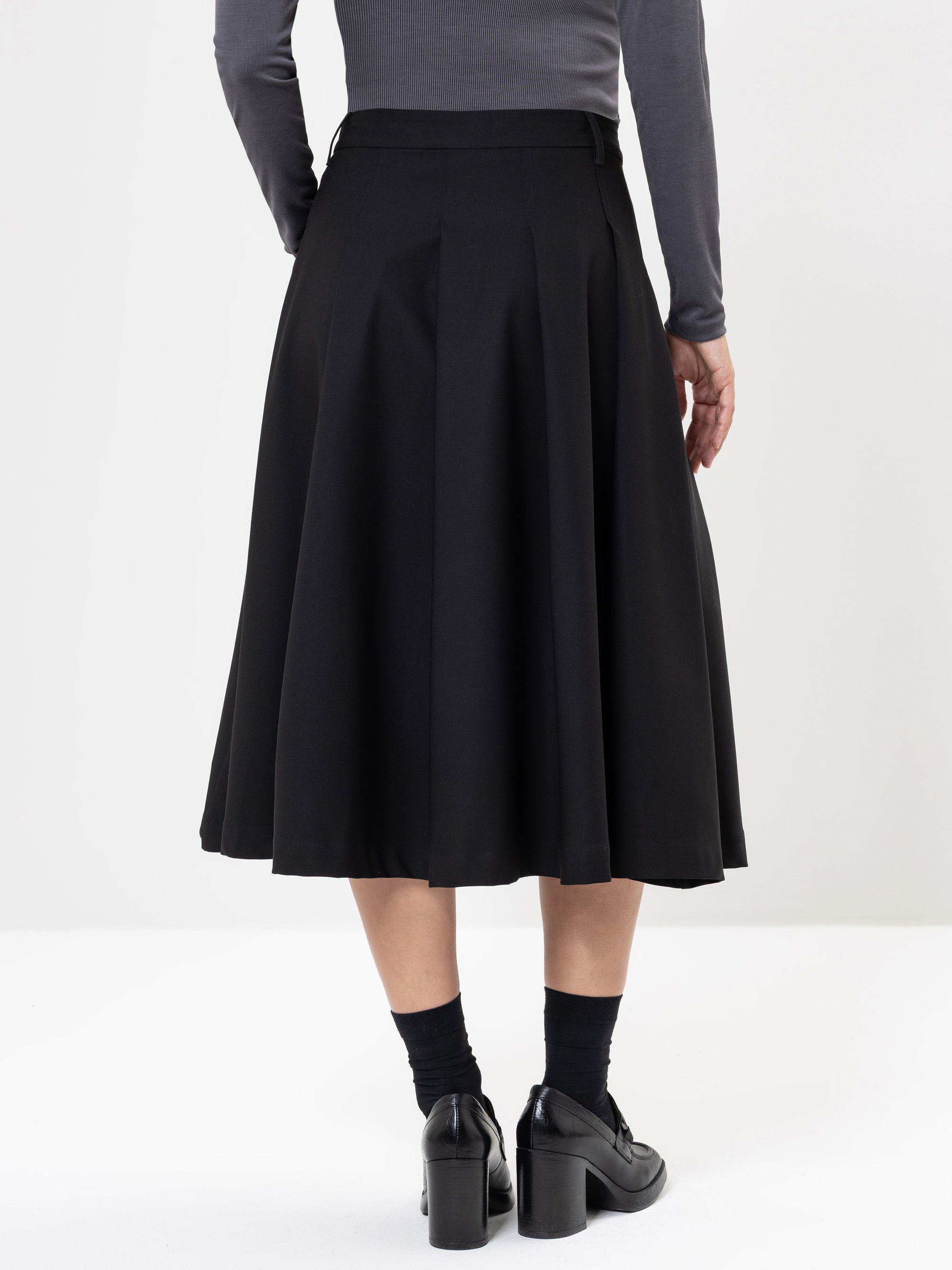 Modell Parvati Rock mit breiten Falten