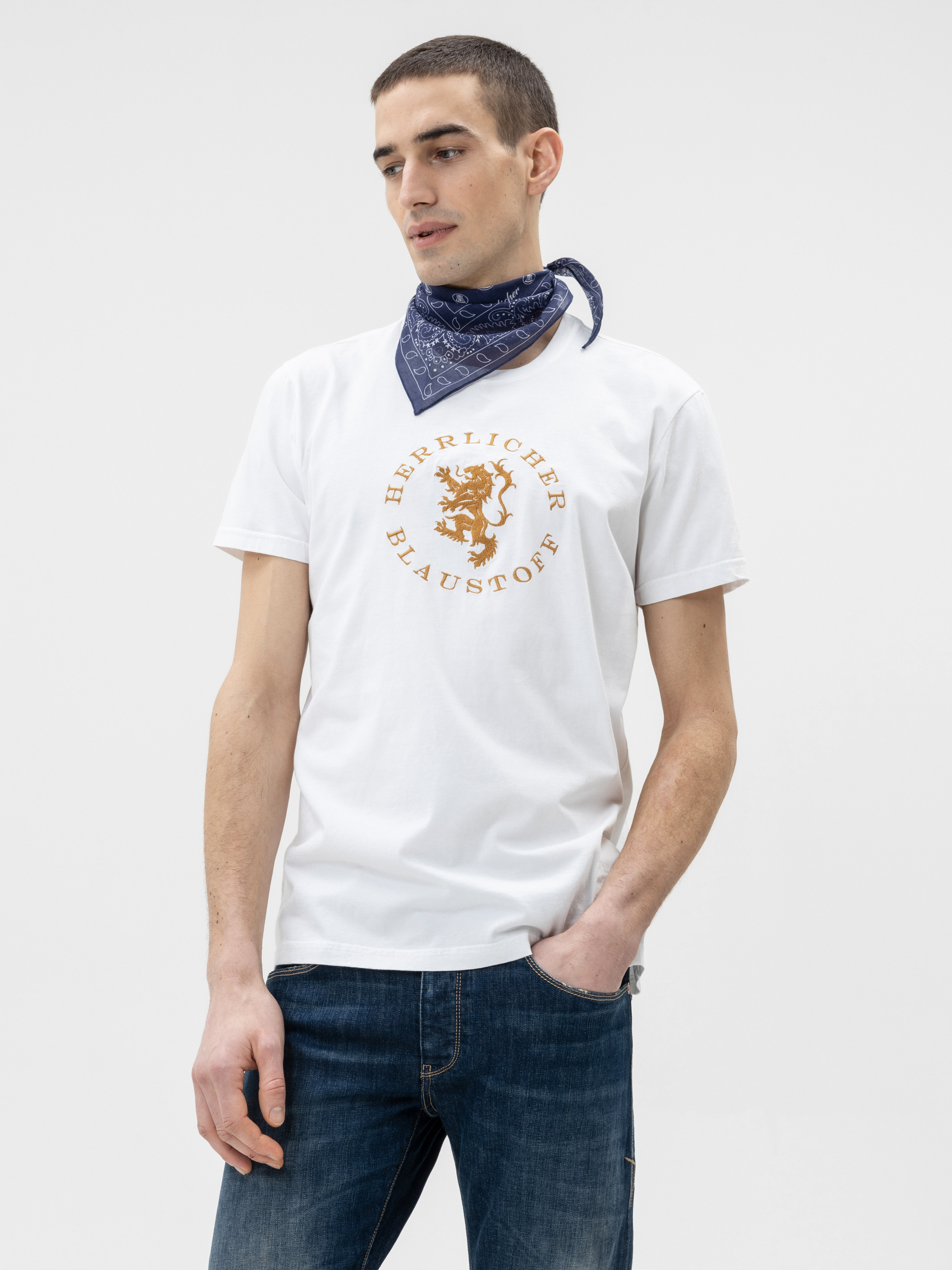 Modell Yuto Halstuch