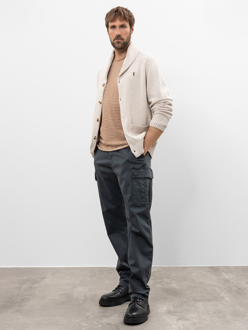 Modell Benno Cardigan mit Schalkragen