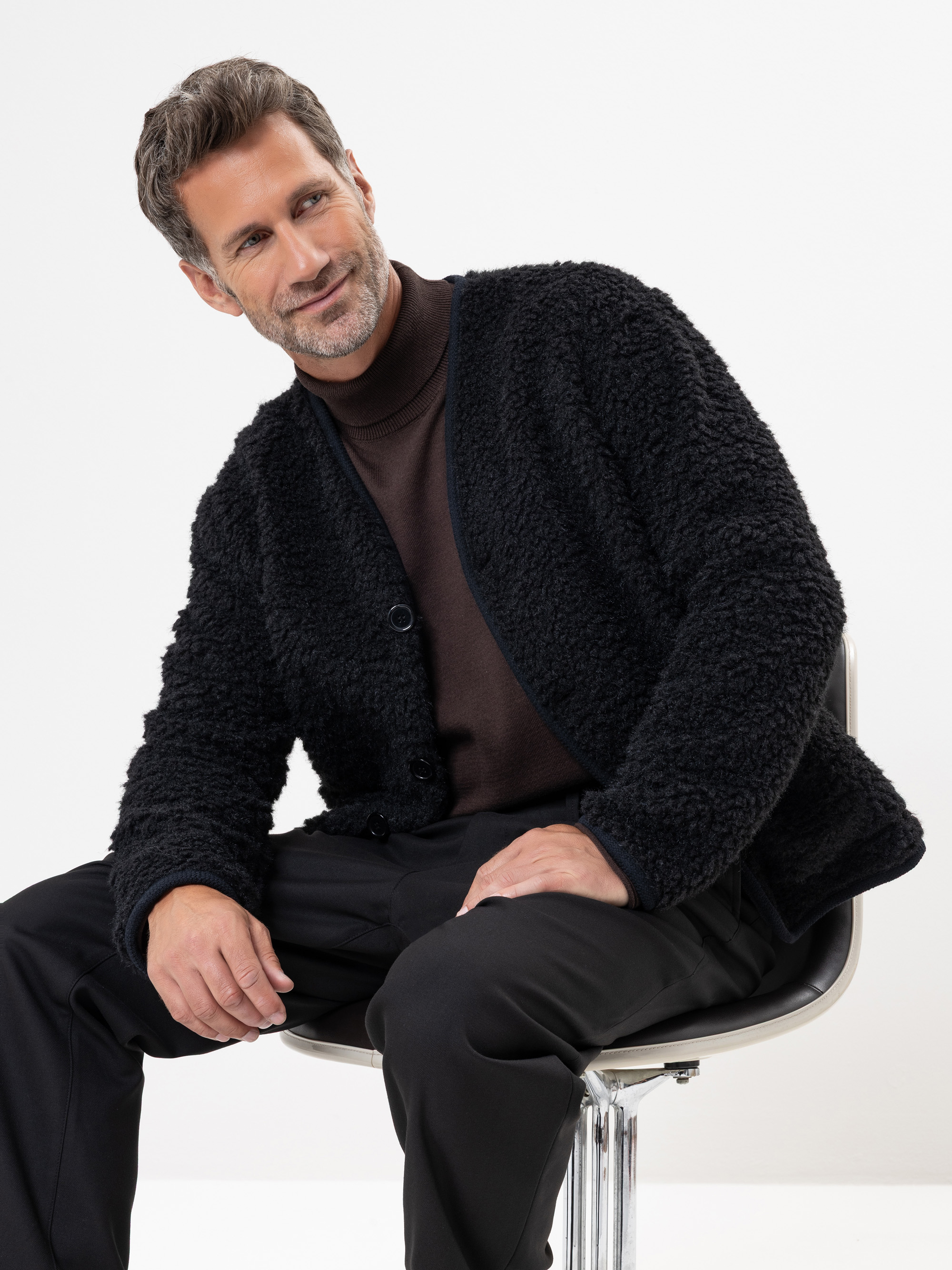 Modell  Tharkay Cardigan aus Sherpa Fleece
