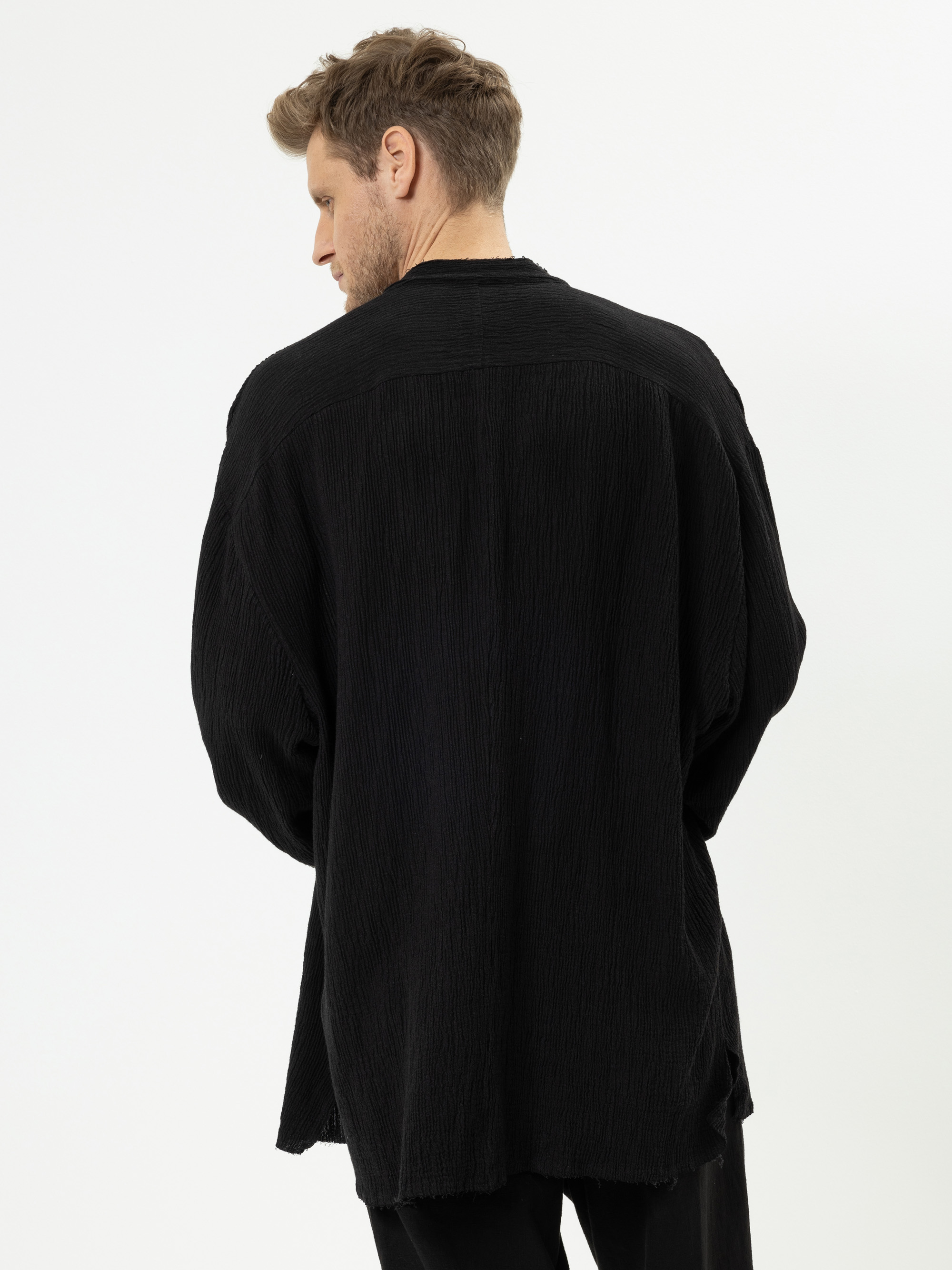 Modell Vincent Oversize Hemd aus Leinen und Viskose