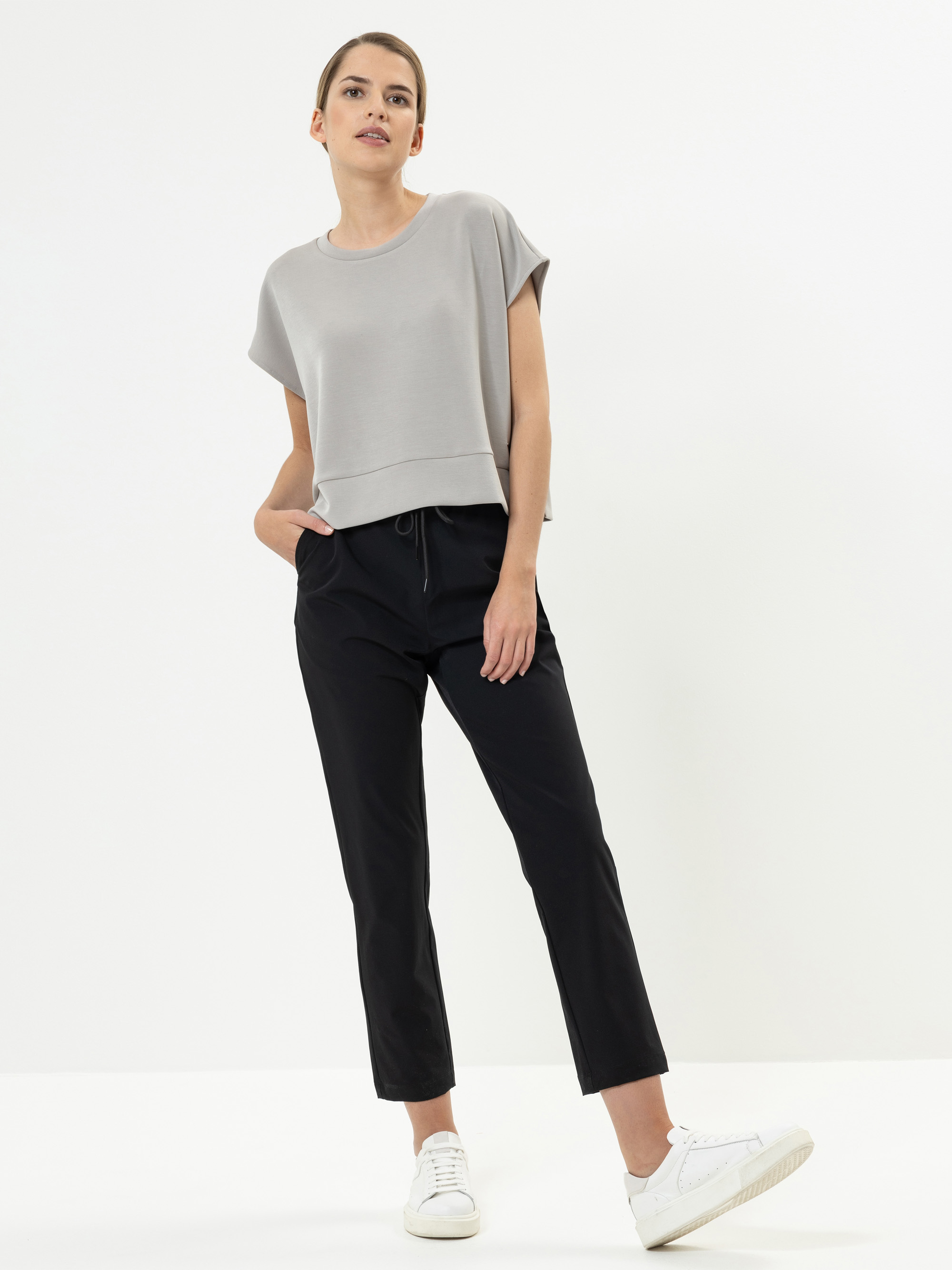 Model Adrea Tech Fibre Slip Pants