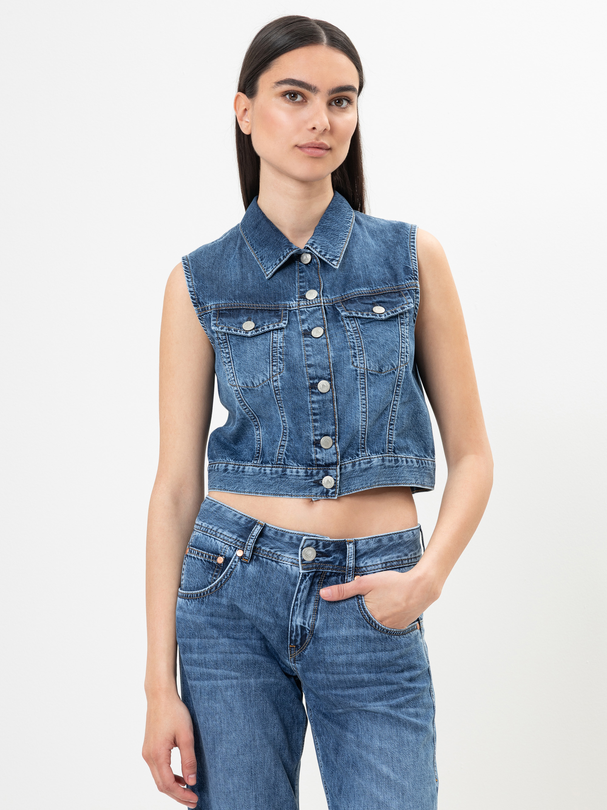 Modell Binie Jeansweste aus leichtem Denim