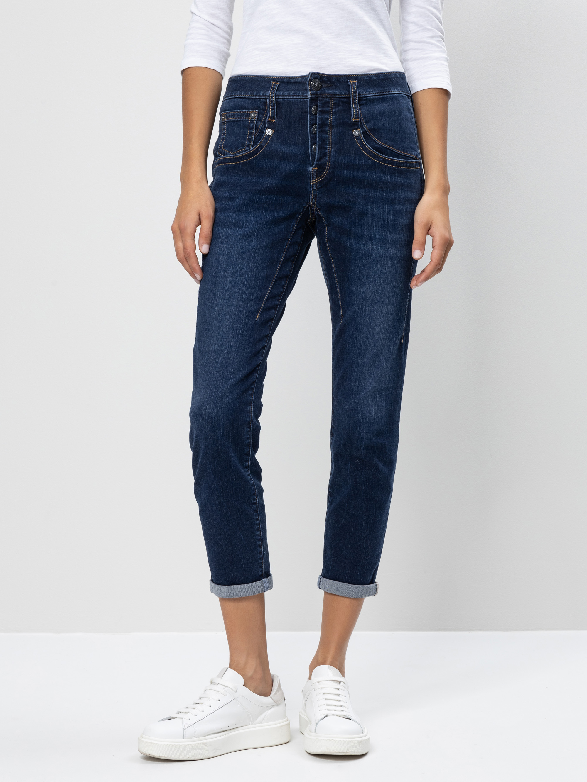 Modell Shyra Cropped Boyfriend Jeans mit Bio-Baumwolle