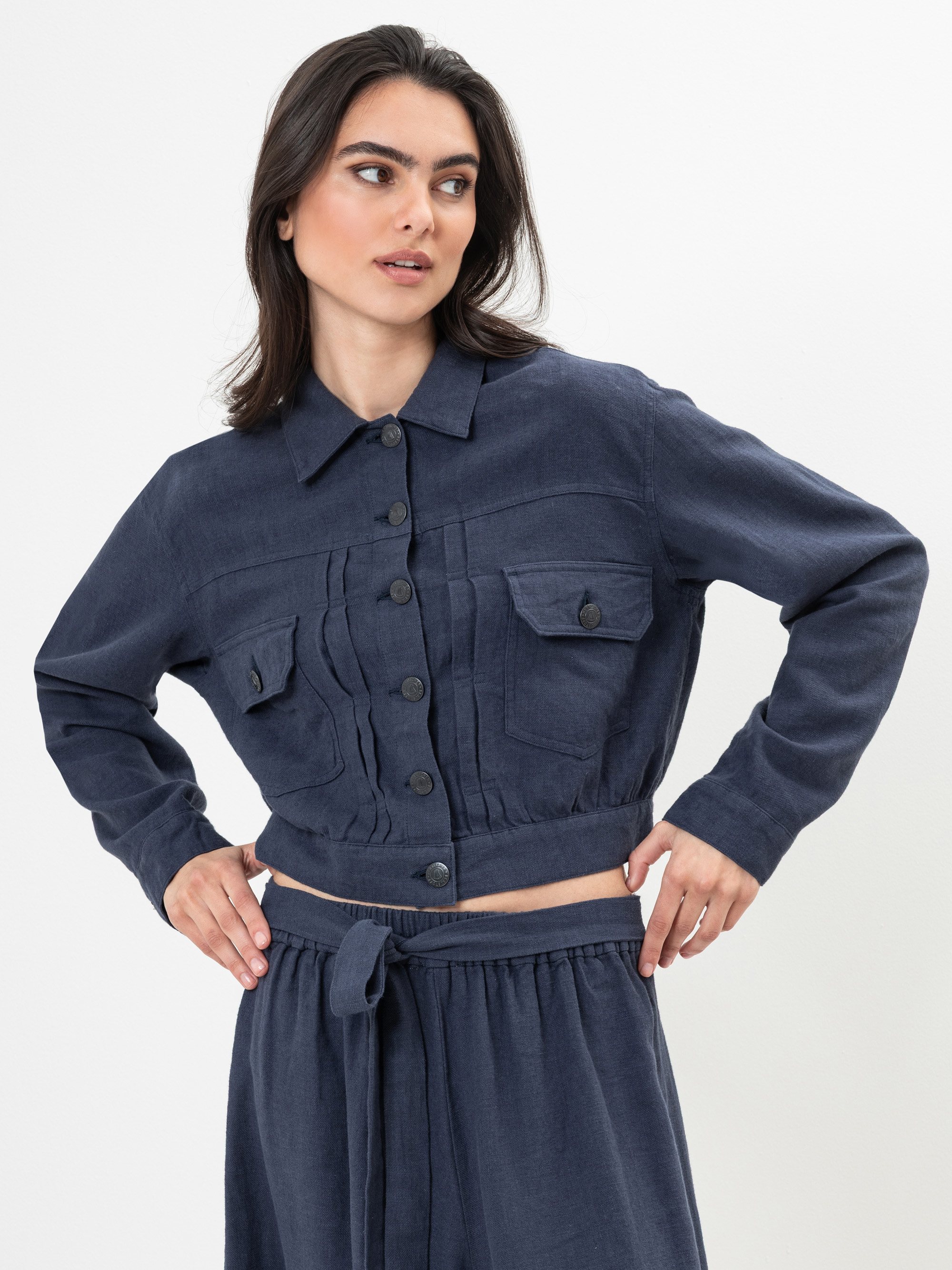 Modell Dotty Jeansjacke aus Leinen mit Baumwolle