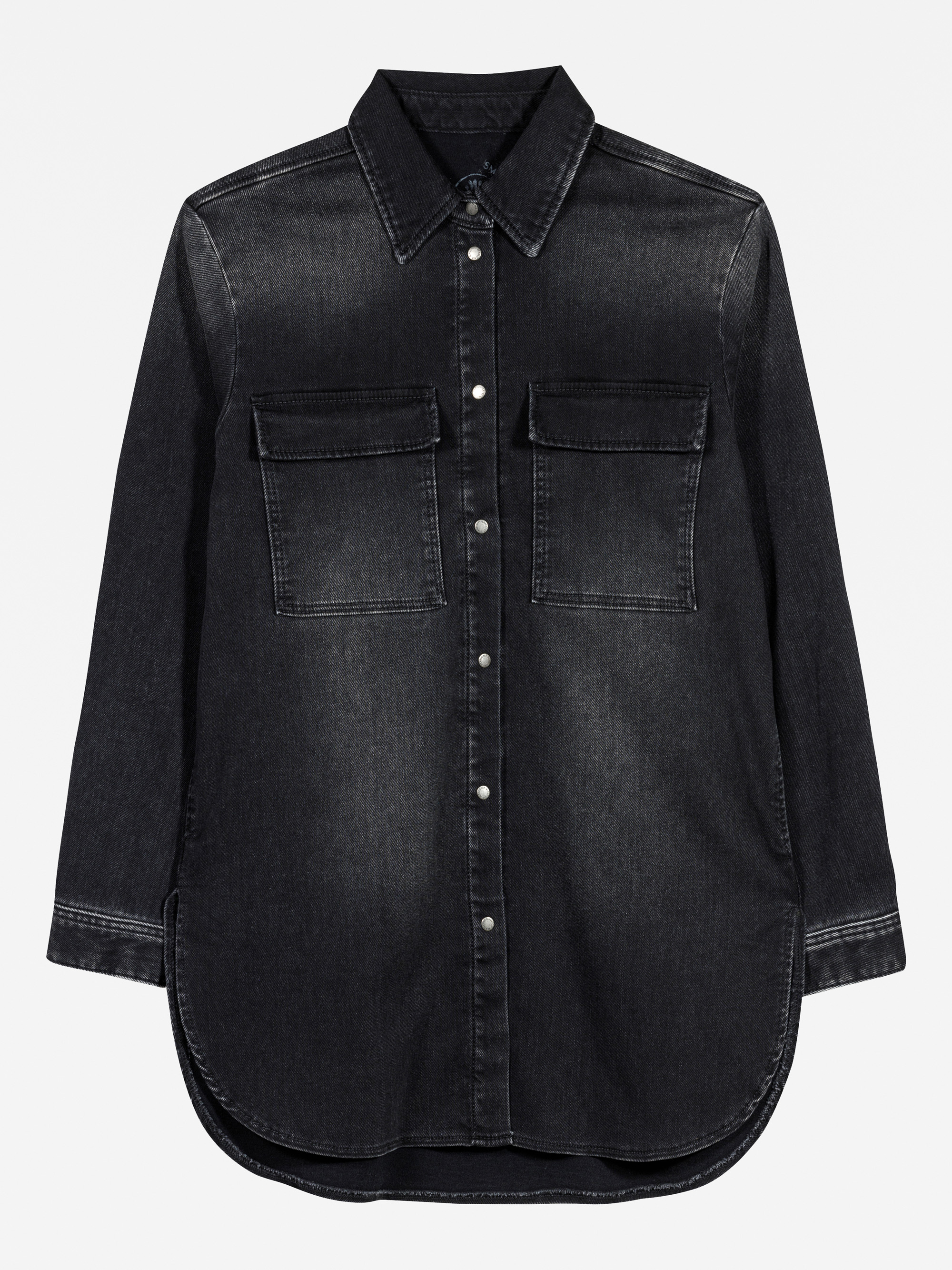 Modell Amazone langes Jeanshemd mit Bio-Baumwolle