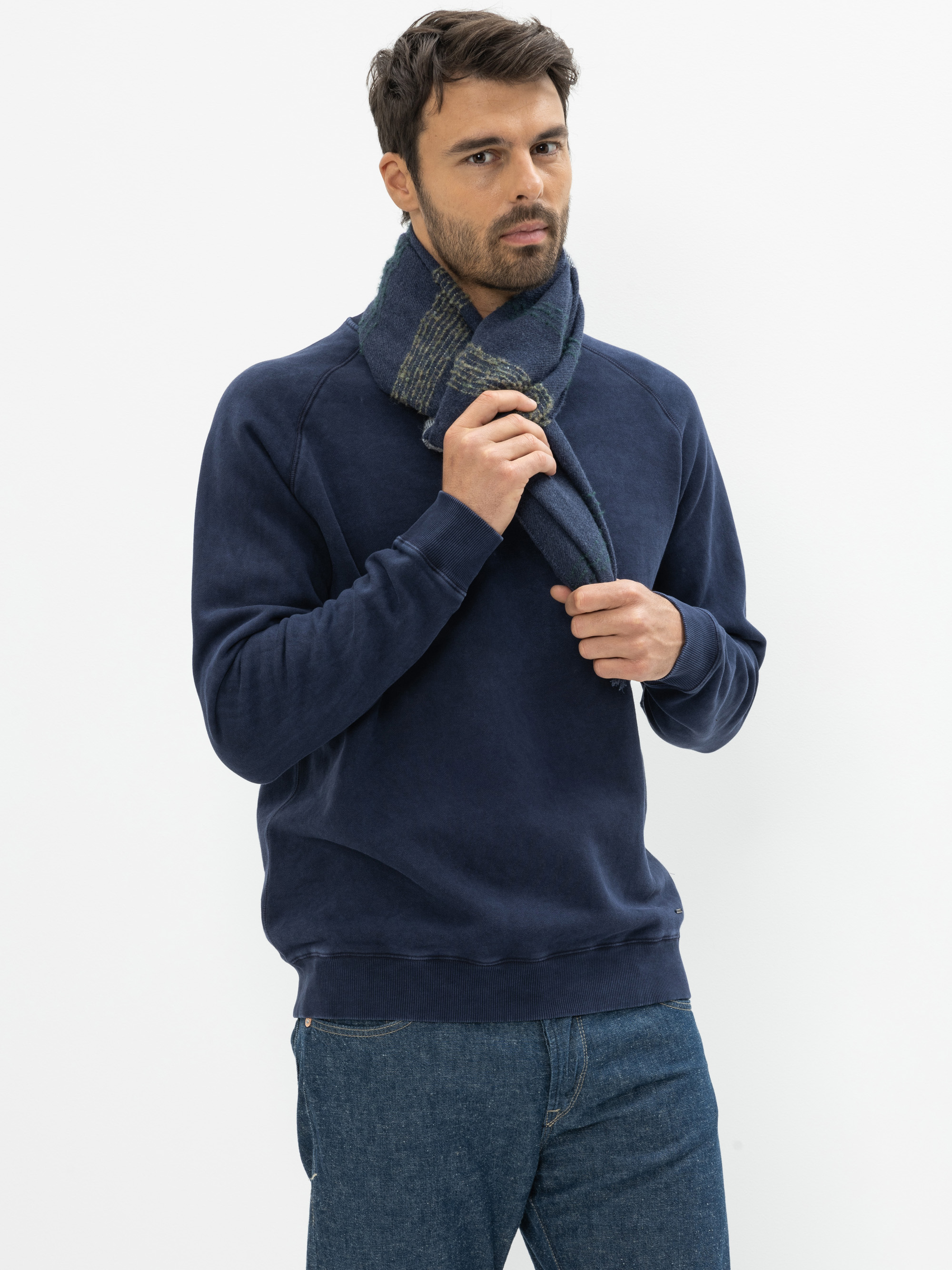 Modell  Isaac Schal mit Streifen