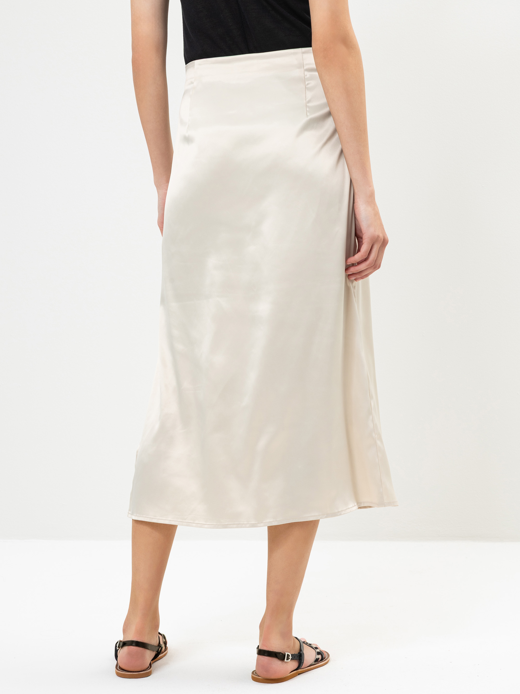 Modell Cece Rock aus Satin