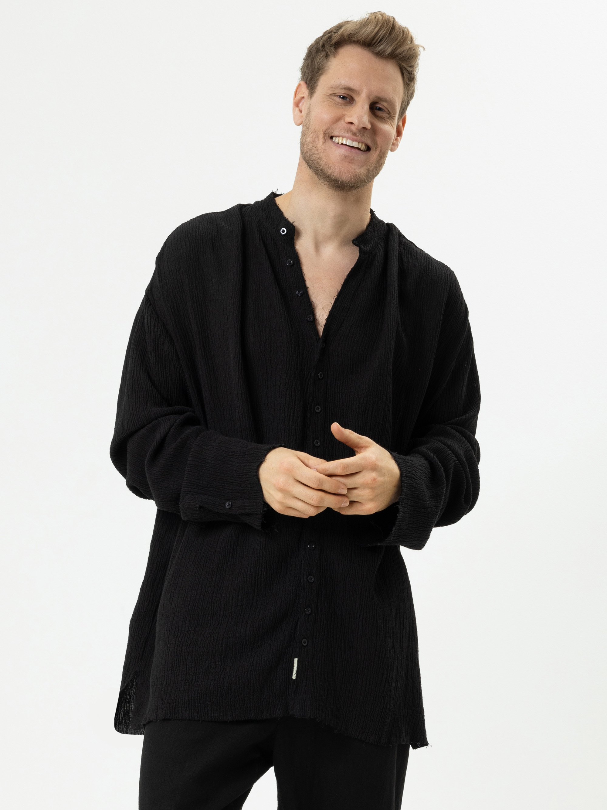 Modell Vincent Oversize Hemd aus Leinen und Viskose