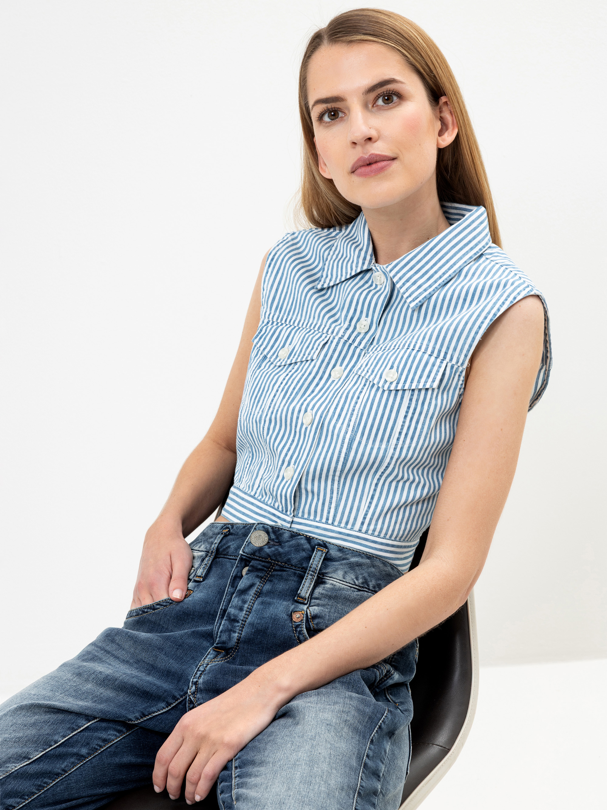 Modell Binie Weste gesterift