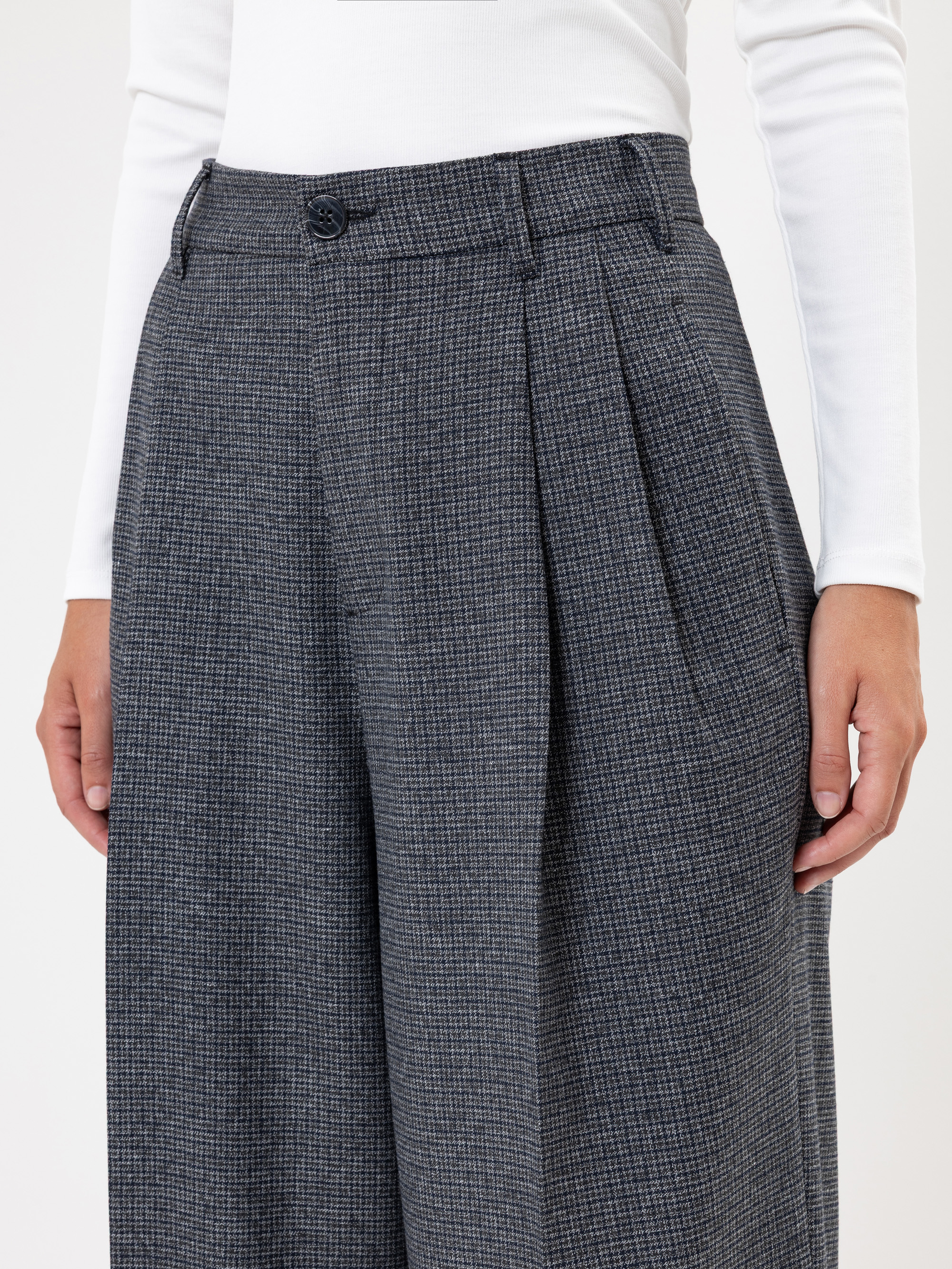 Modell Narzissa Hose mit Bundfalten kariert