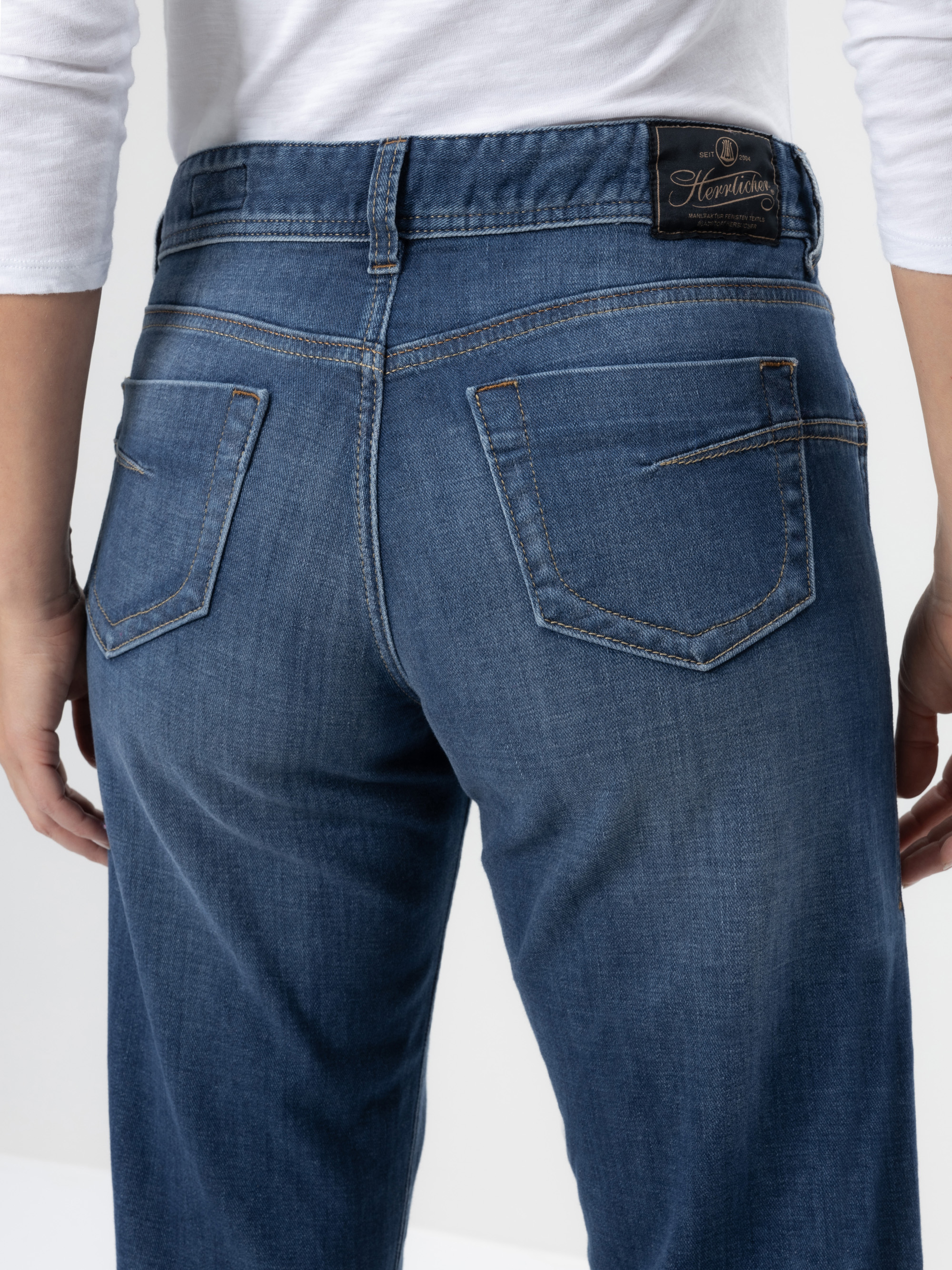 Modell  Edna Flared Jeans mit Cashmere Touch und Bio-Baumwolle