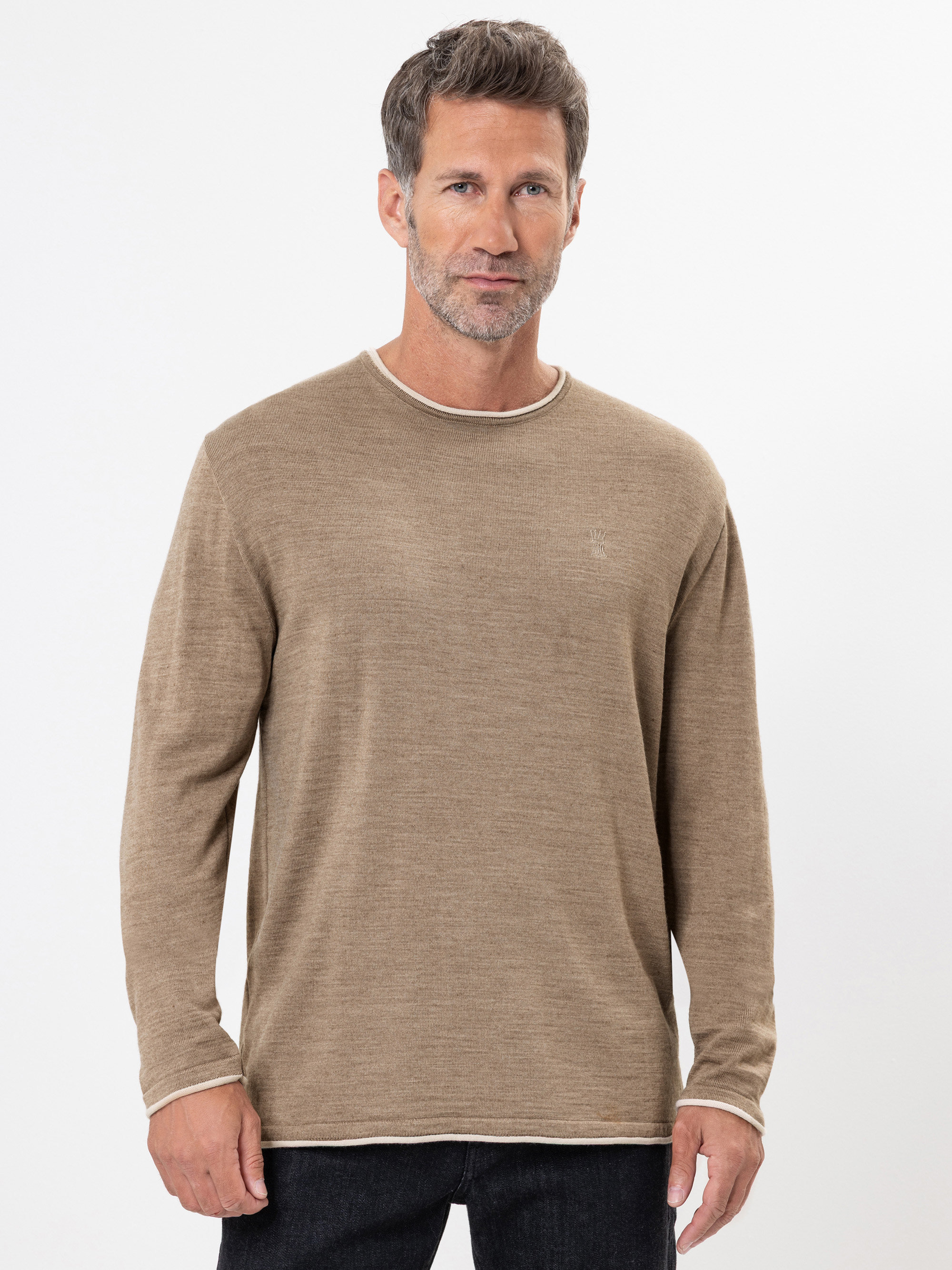 Modell  Til Strickpullover mit Wolle