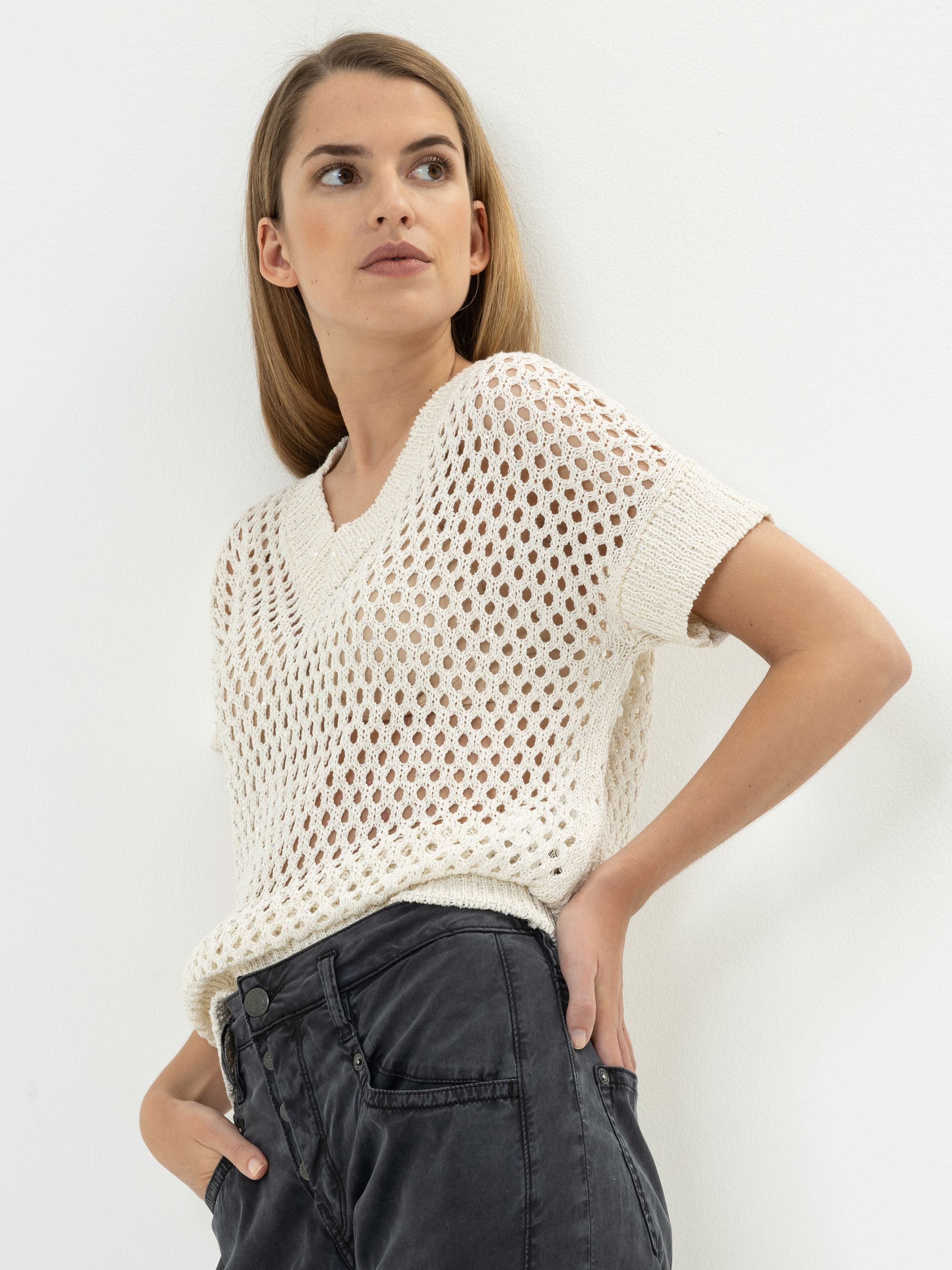 Modell Camie Lochstrick Pullover mit kurzen Ärmeln