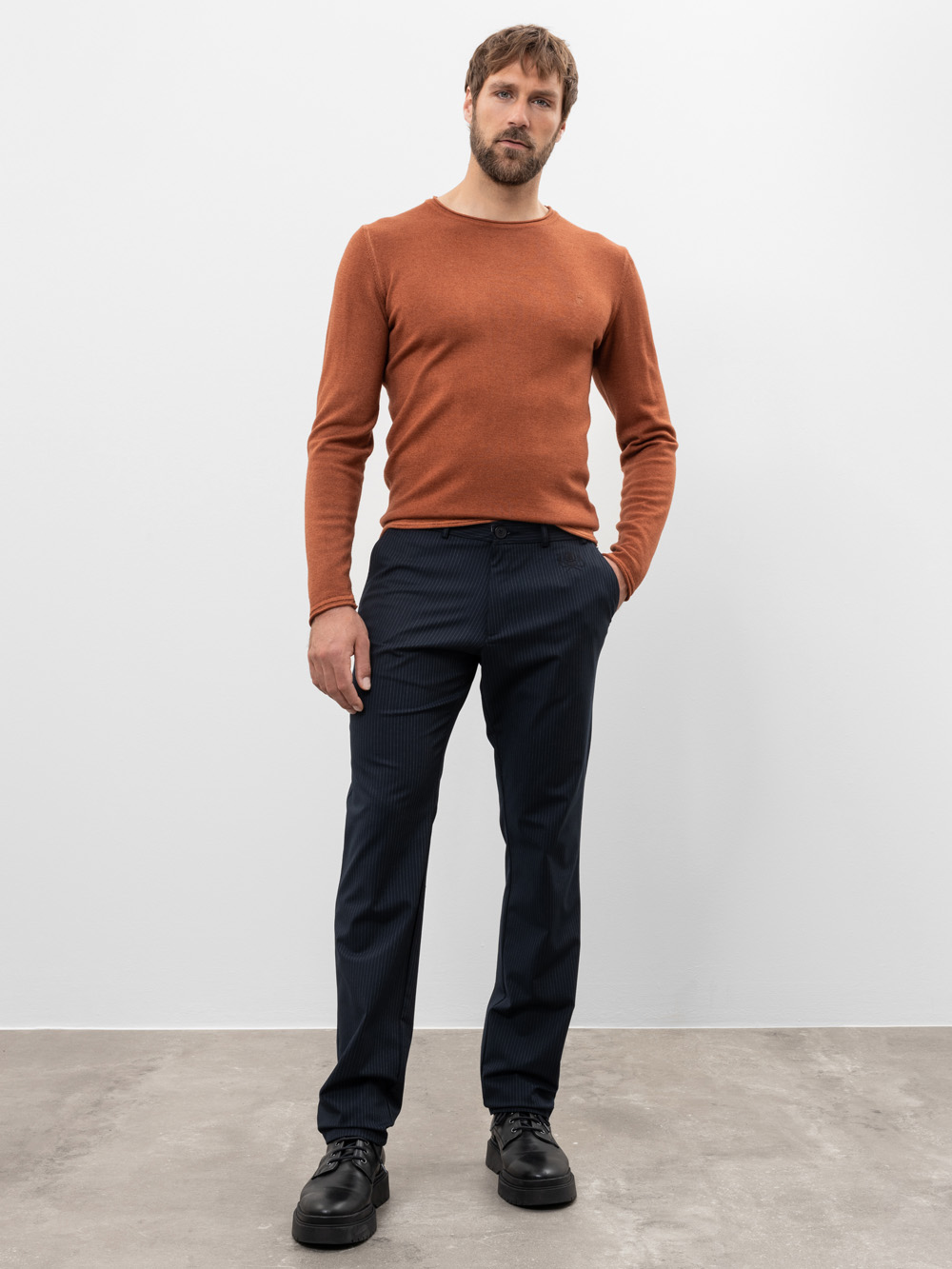 Modell Iver Hose mit Nadelstreifen