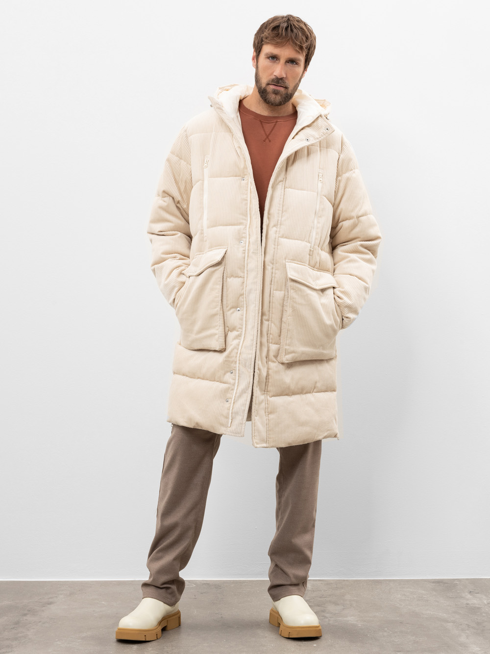 Modell Lutzifer Steppmantel aus Cord