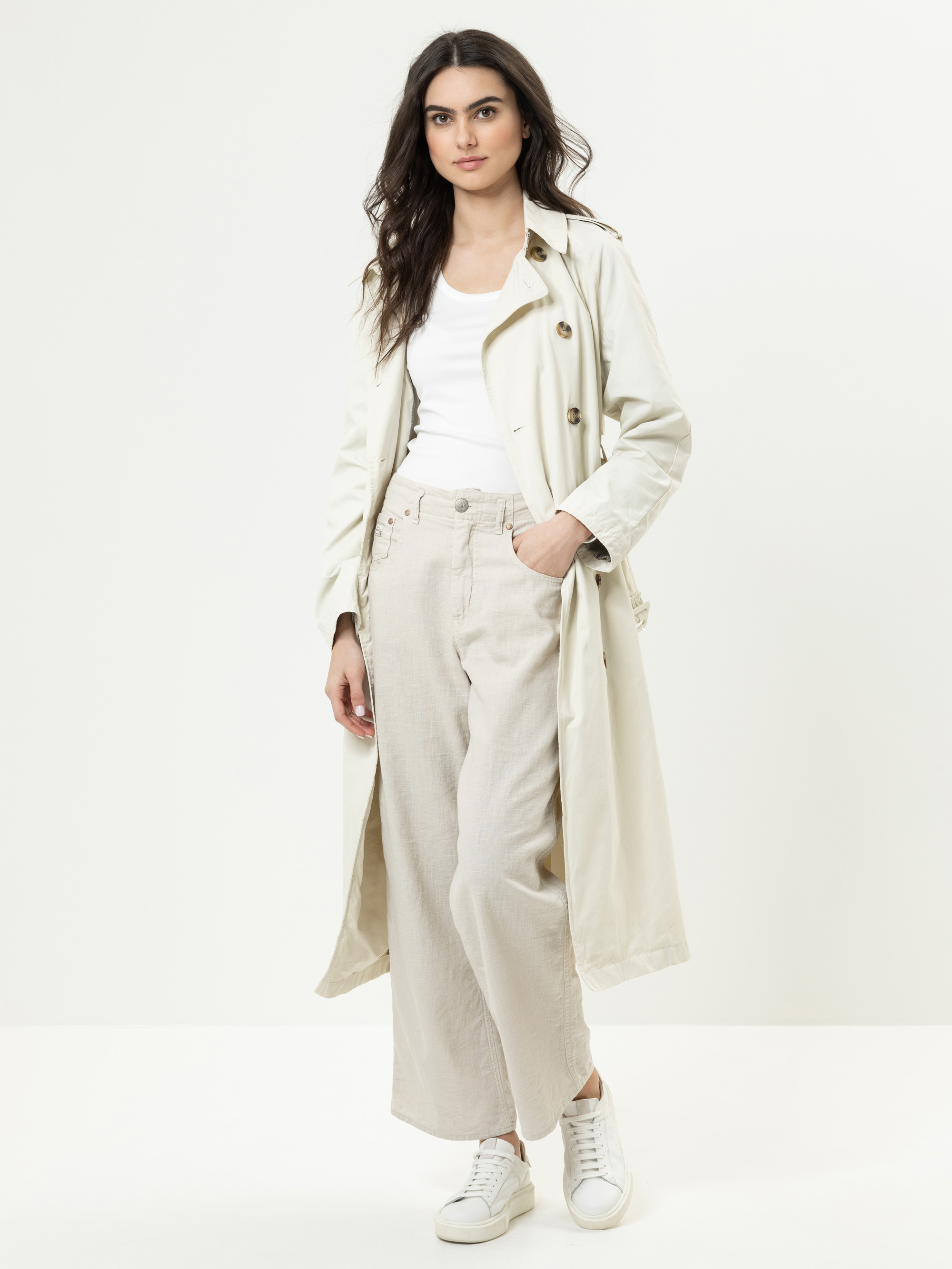 Modell Julina Trenchcoat
