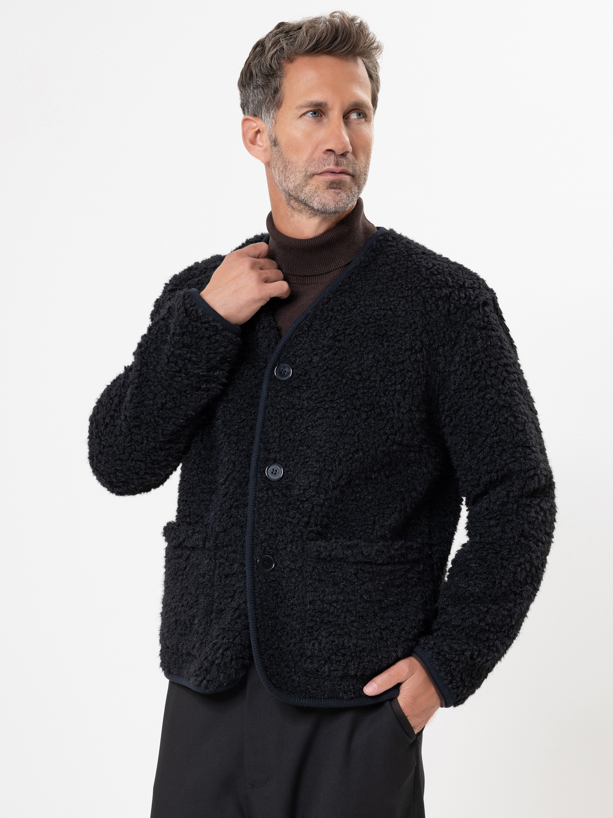 Modell  Tharkay Cardigan aus Sherpa Fleece