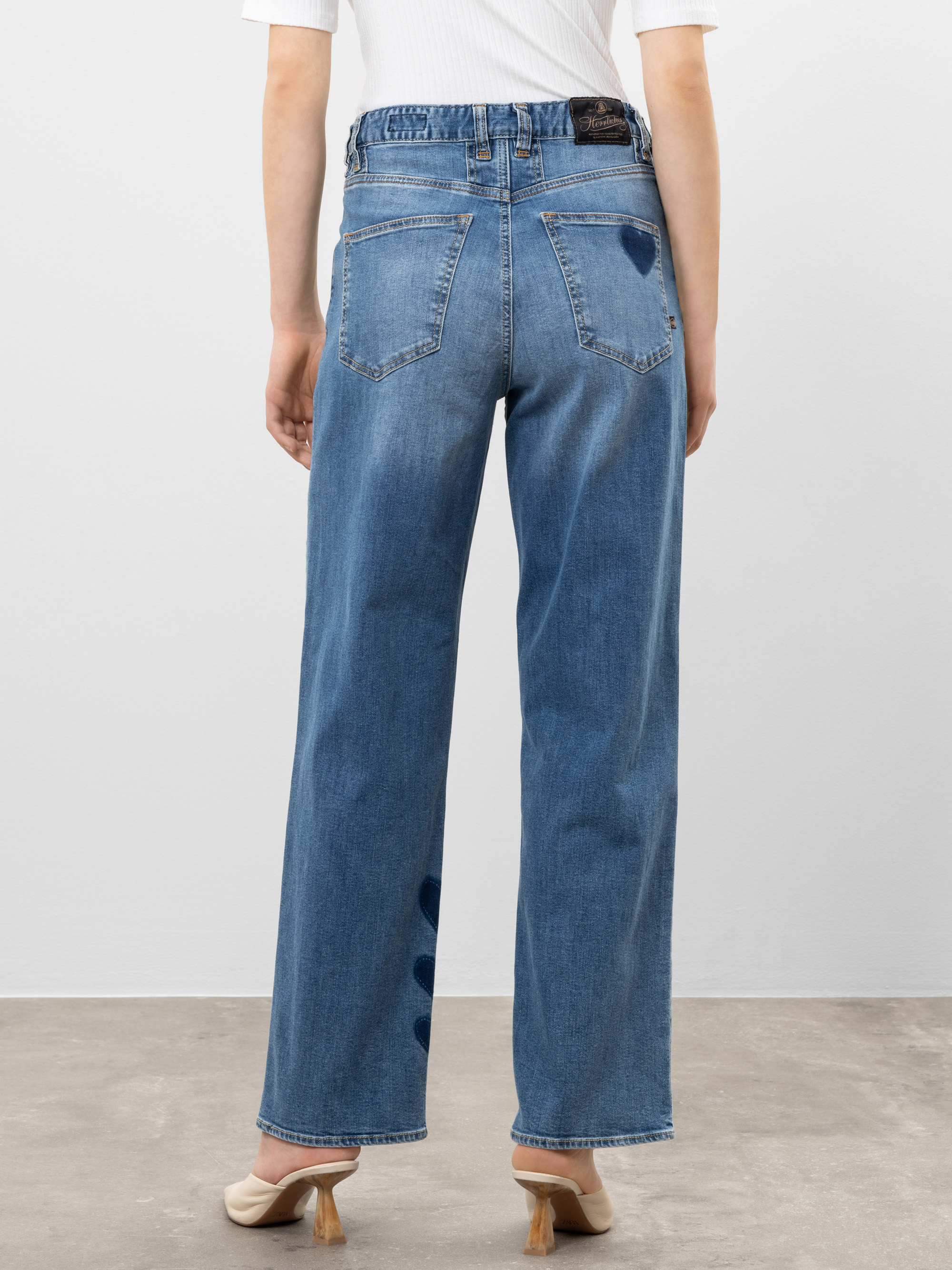 Modell Brooke Straight Jeans mit Cashmere Touch und Bio-Baumwolle