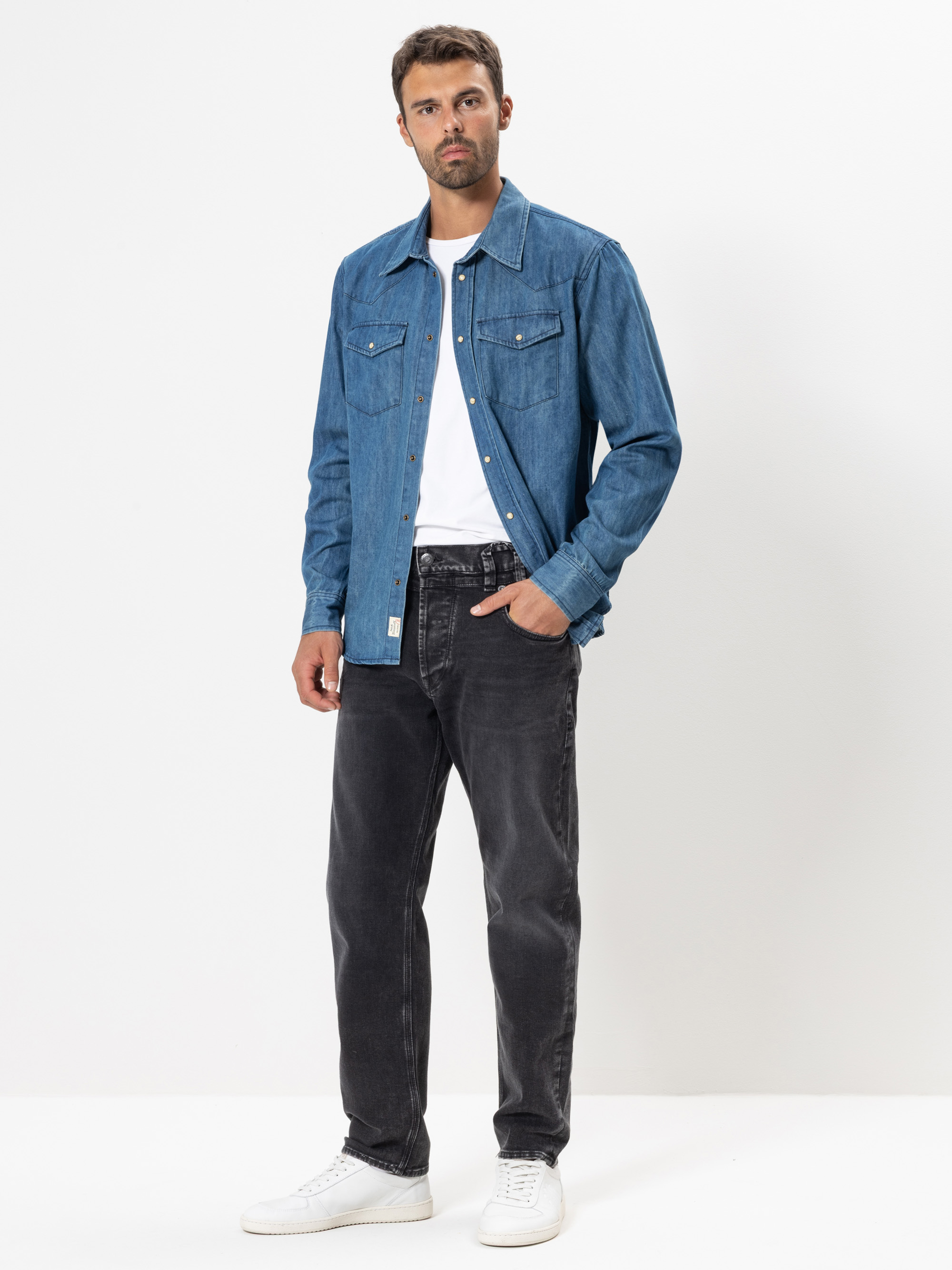 Modell Tucker Cashmere Touch Jeans mit Bio-Baumwolle